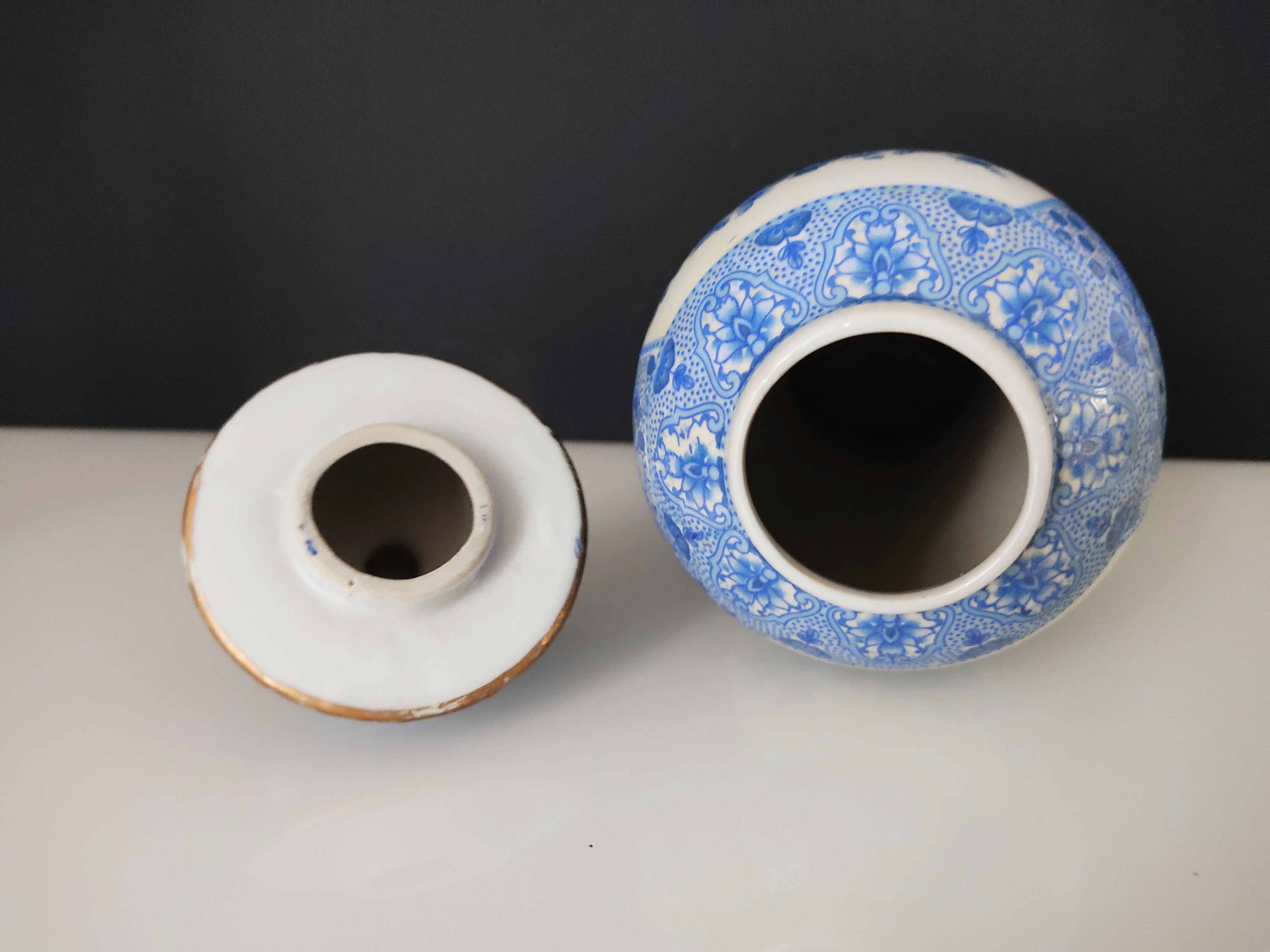 Covered vase with printed Asian décor