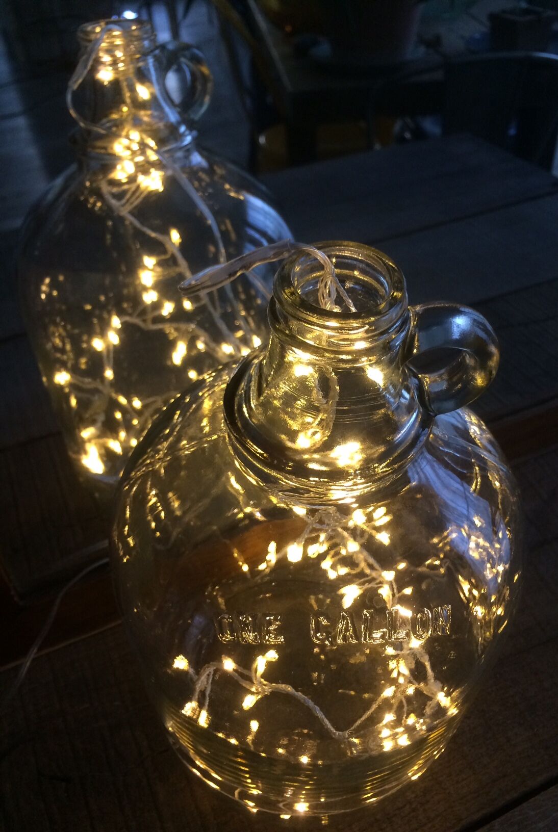 Cylinder transparent cylindrical demijohn of "one gallon"