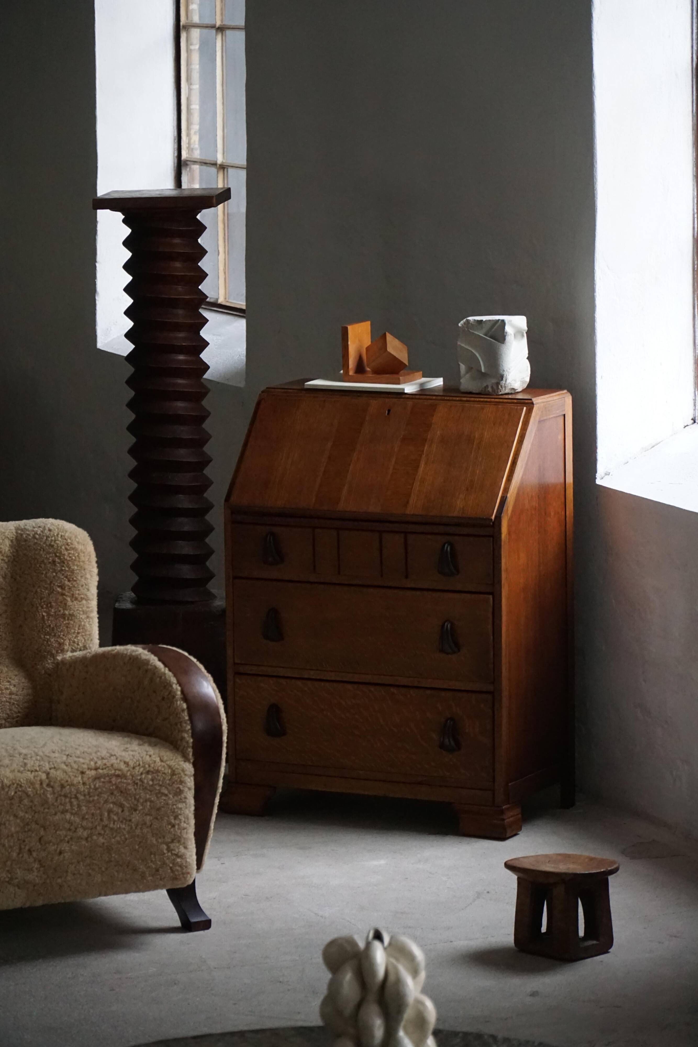 Desk / Chest of drawers in modern Danish oak from the early 20th century with shell handles.