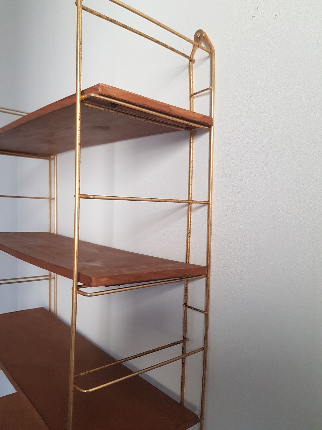 Etagere metal doré et tablettes en bois