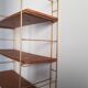 Etagere metal doré et tablettes en bois