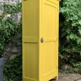 Armoire parisienne bonnetière ancienne jaune poudré.