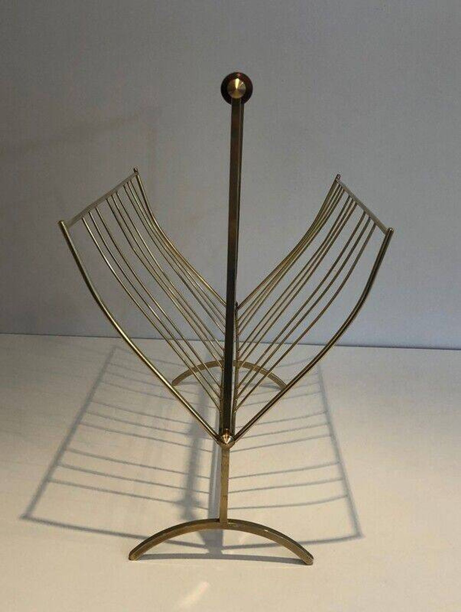 Brass and wood magazine rack, in the style of Cesare Lacca.