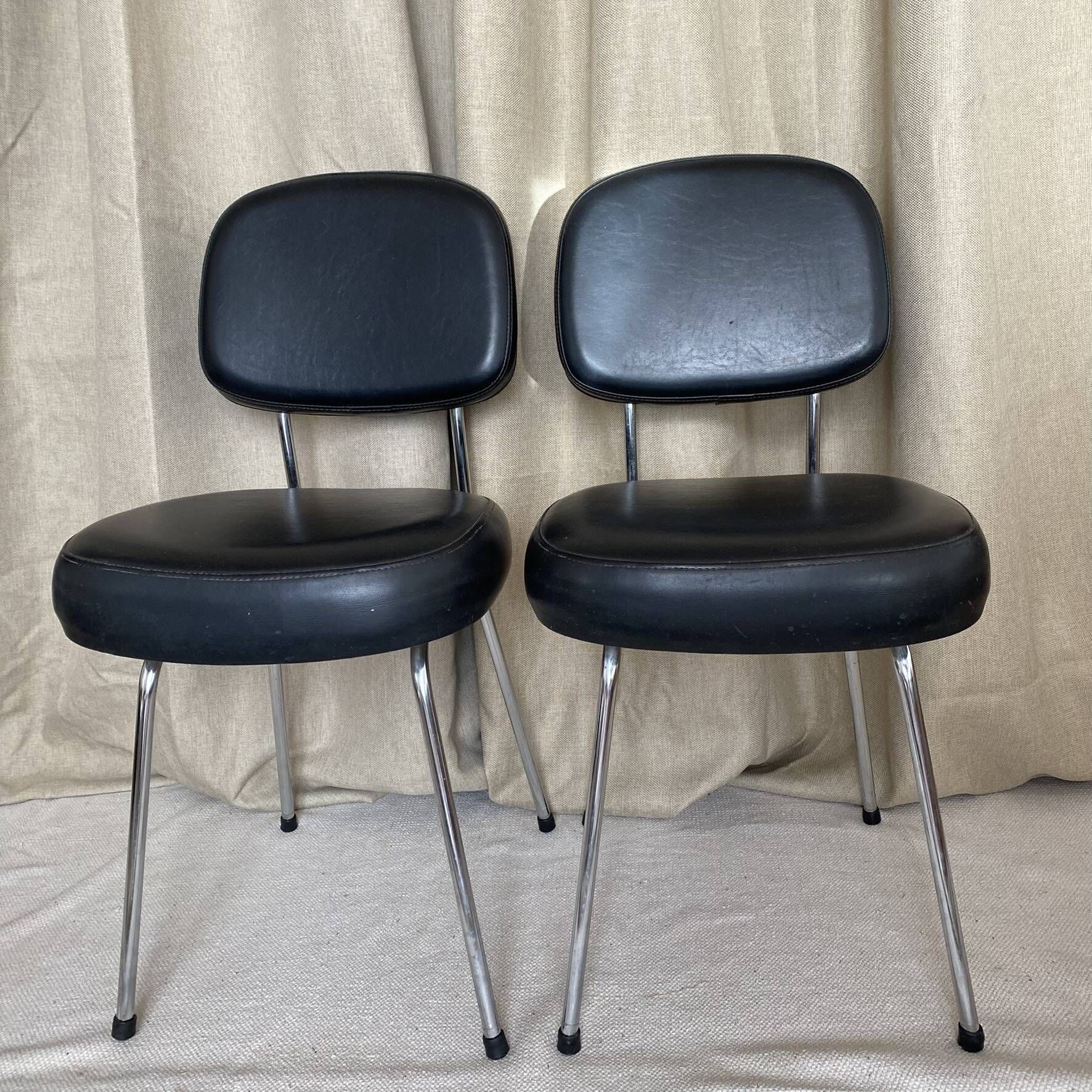 Vintage chairs in chrome and faux leather from the 60s-70s.