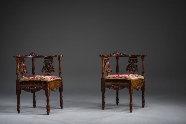 Chaises d'angle en noyer sculpté de style Renaissance italienne du XIXe siècle, lot de 2