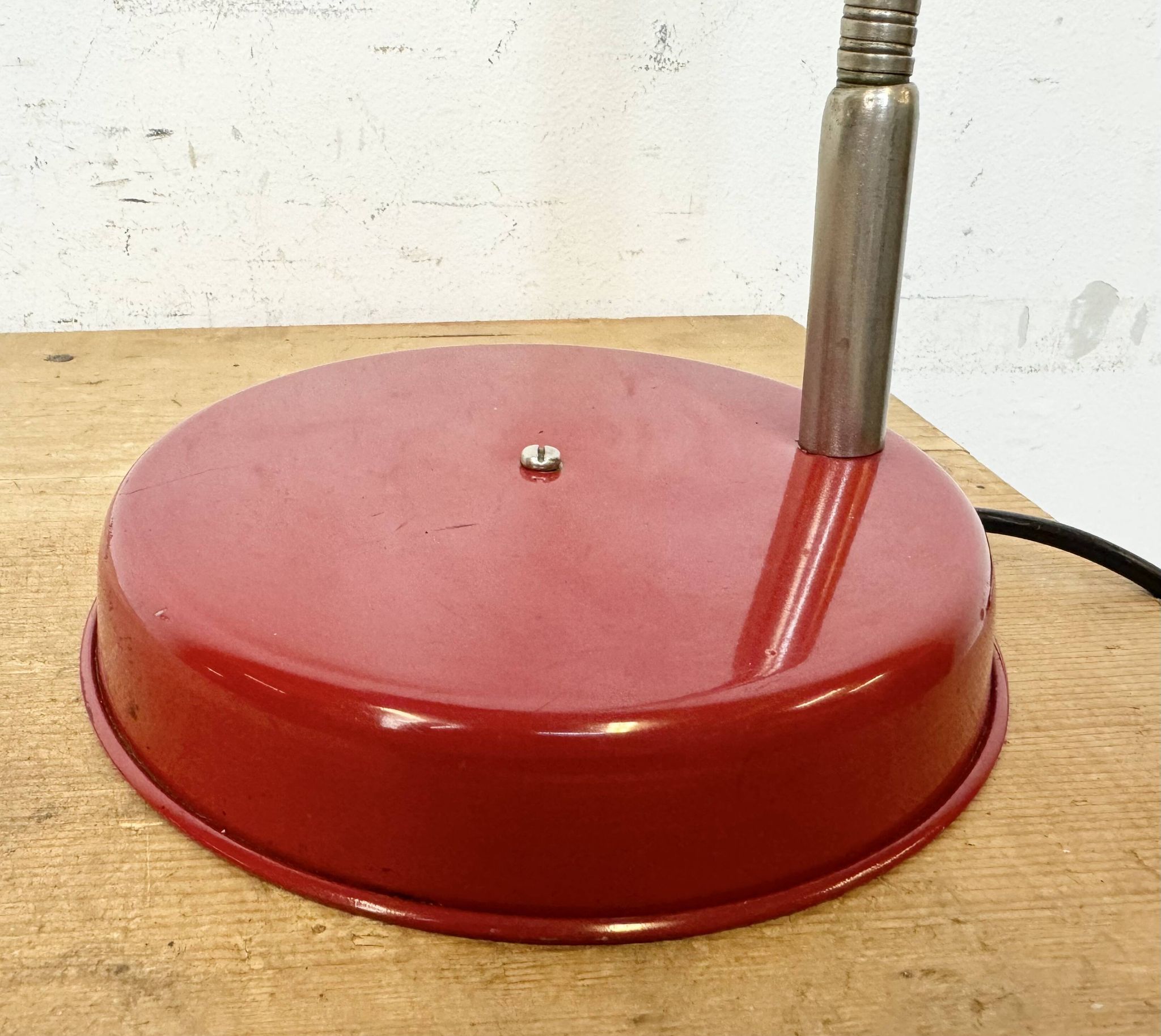 Lampe de Table Industrielle Rouge à Col de Cygne, 1960s