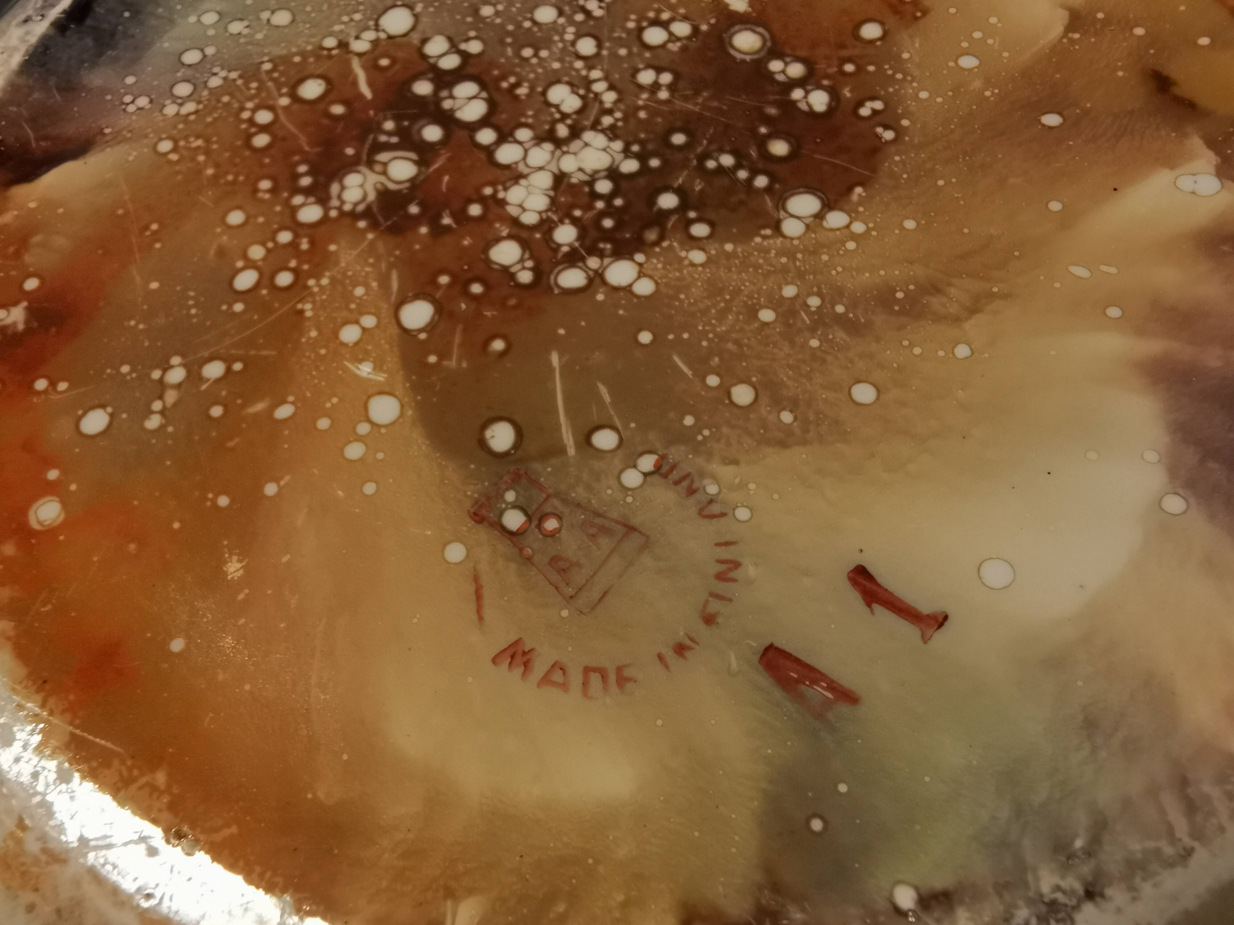 A set from Finnish Arabia, consisting of an Art Deco vase and matching dish, marbled lustre glaze.