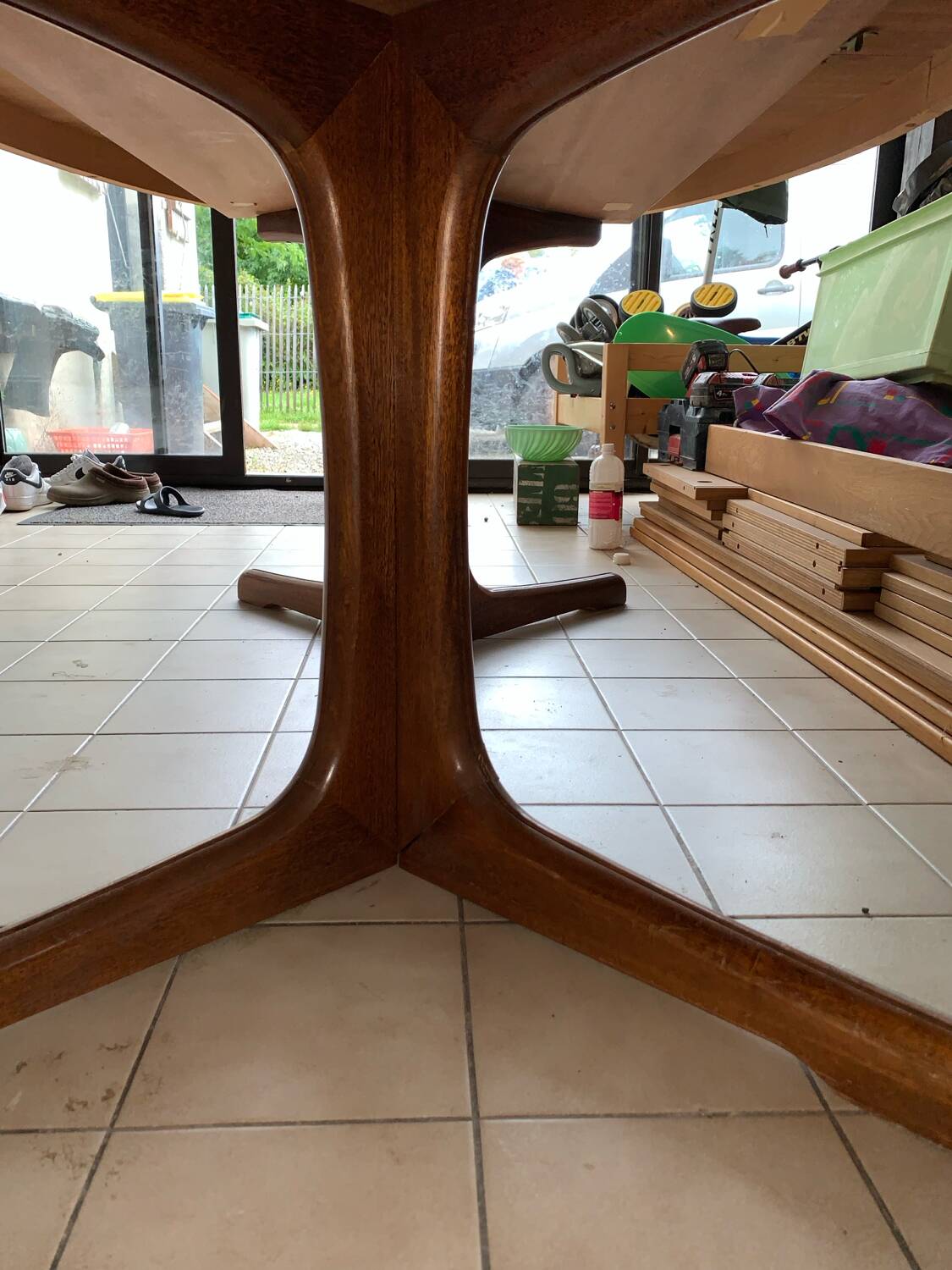 Baumann oval table with extensions