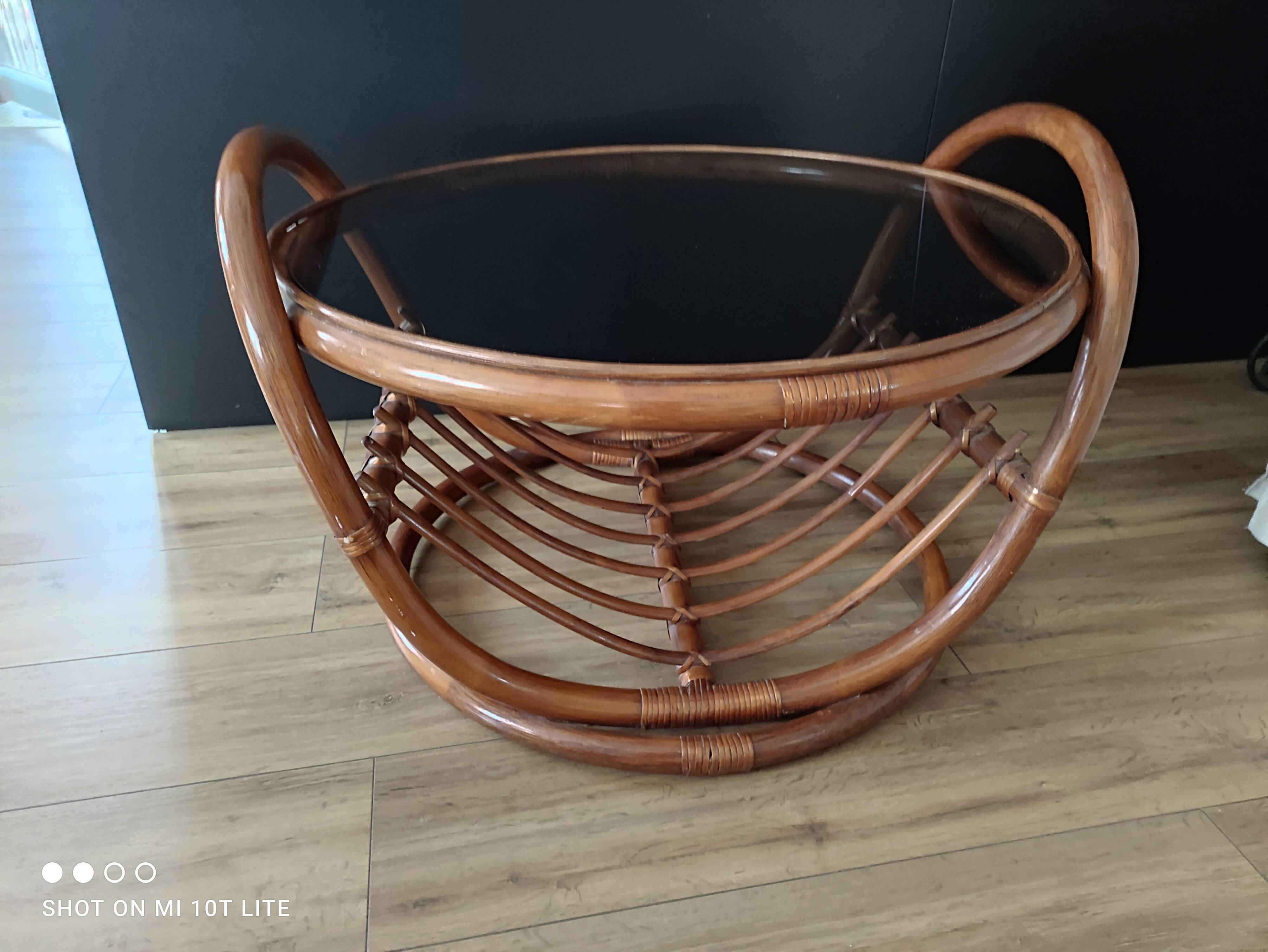 Grande table basse ronde vintage en rotin et verre fumé