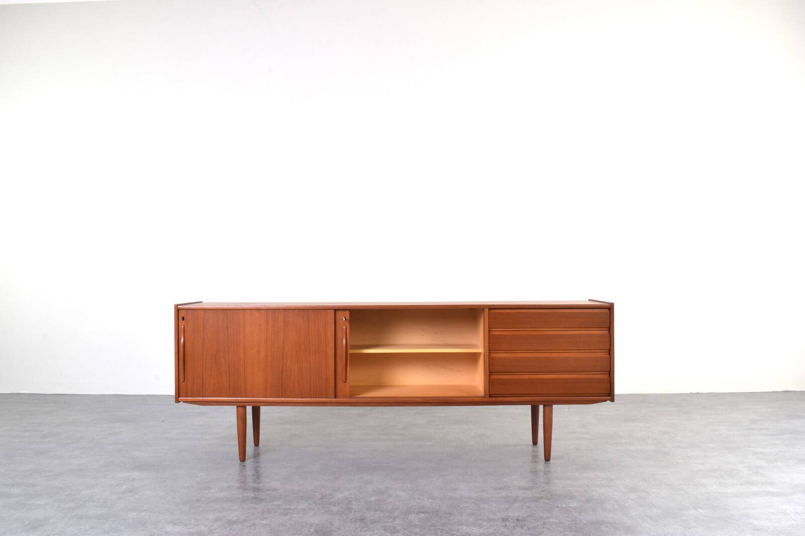 Buffet en teck danois du milieu du siècle, années 1960.