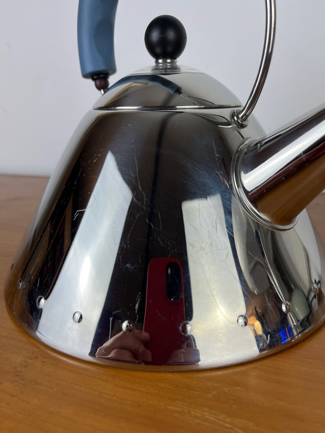 Alessi 9093 kettle by Michel Graves