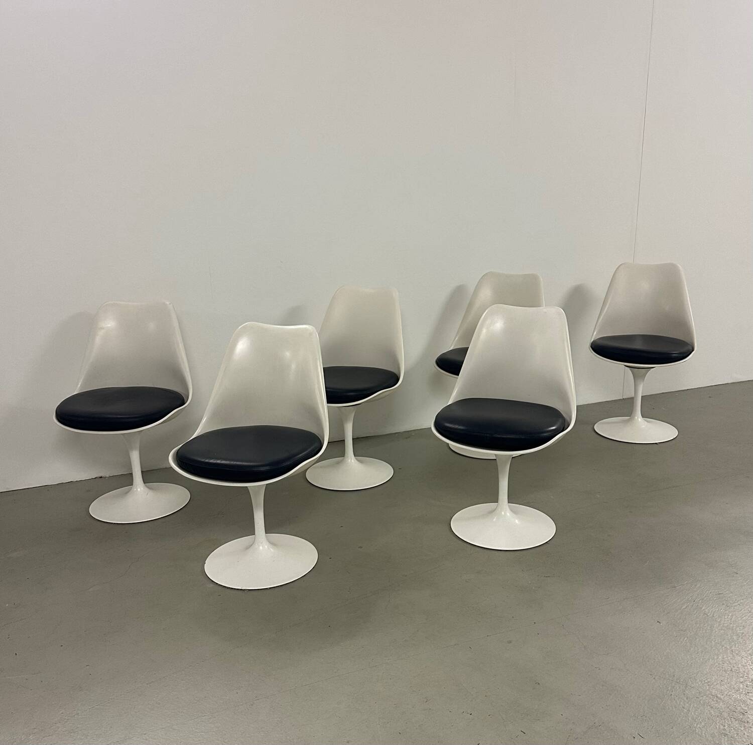 6x Saarinen Swivel Chairs for Knoll in Blue leather