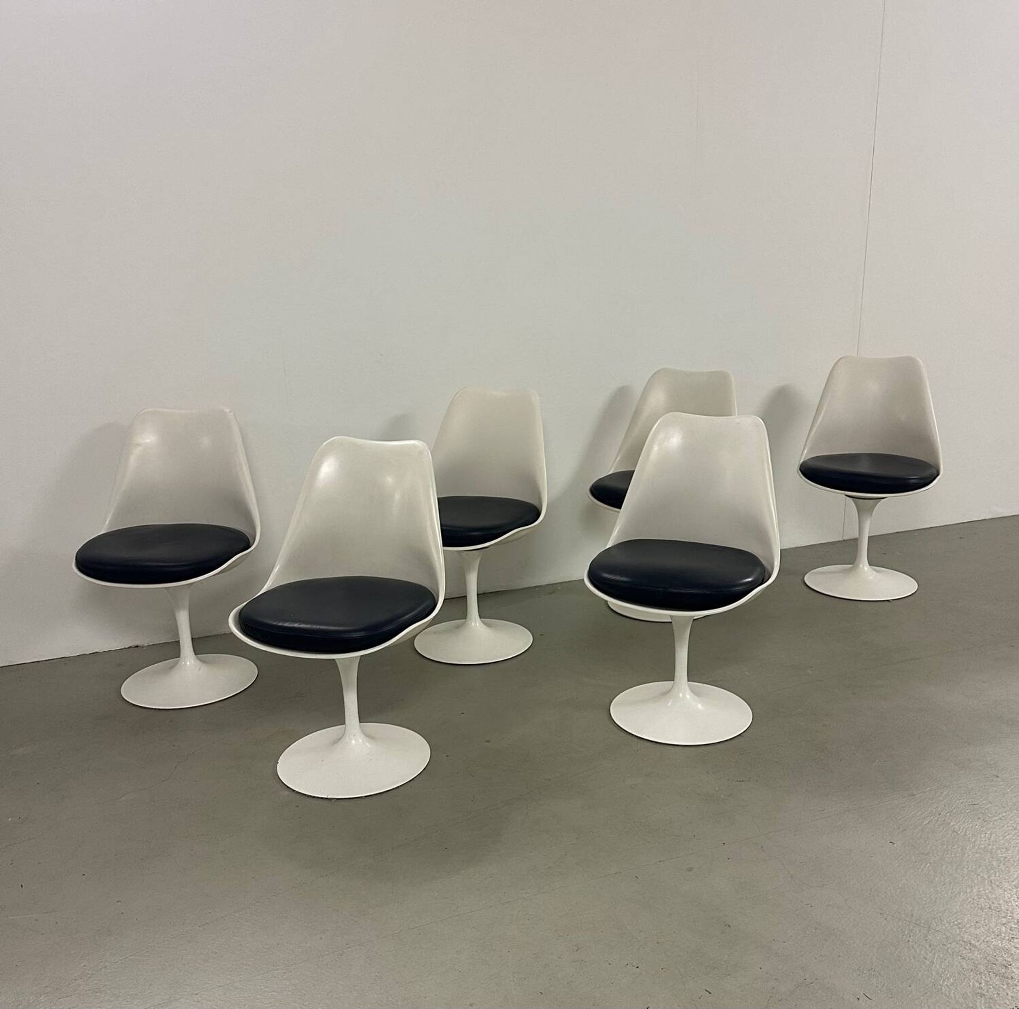 6 chaises pivotantes Saarinen pour Knoll en cuir bleu