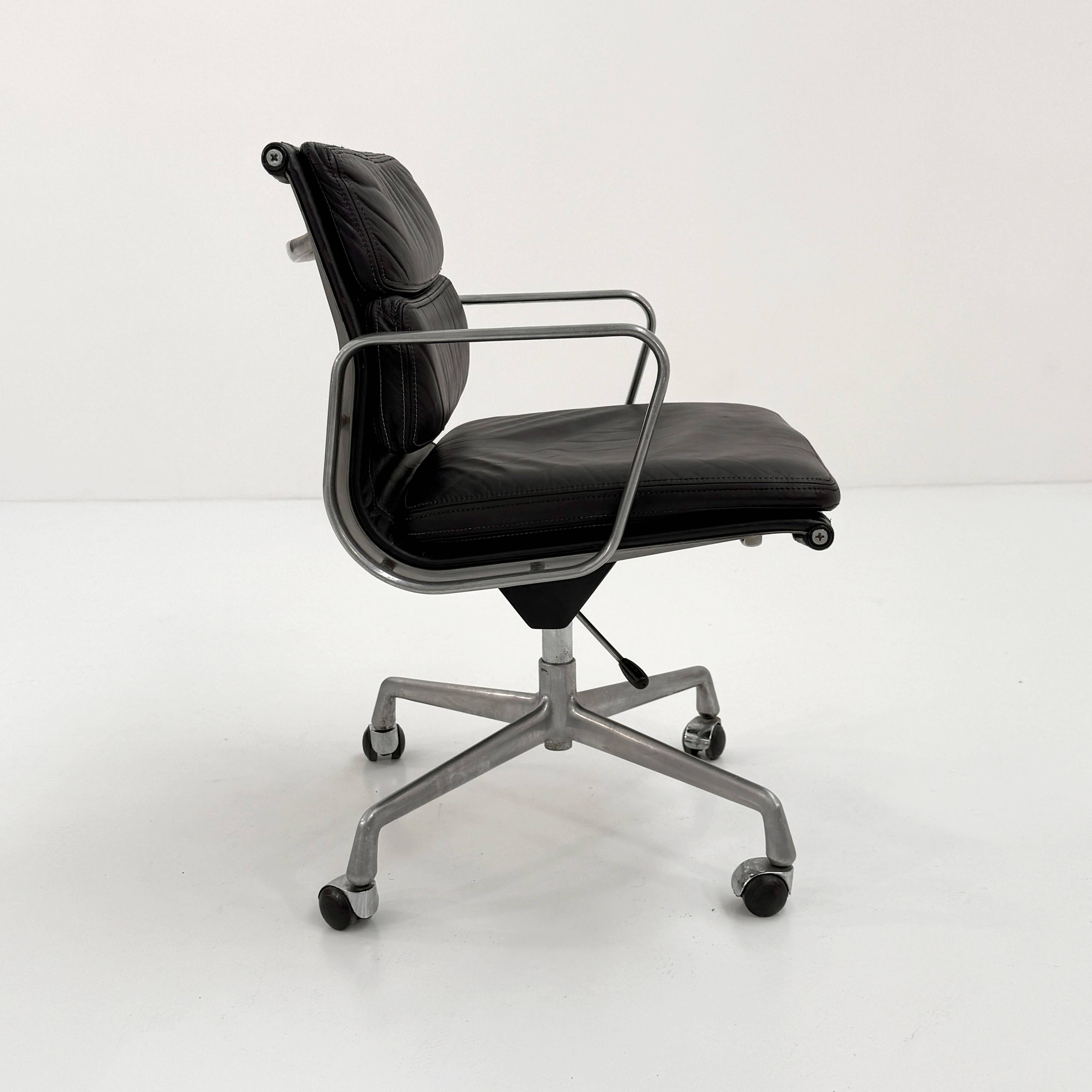 Fauteuil de bureau Soft Pad EA217 par C.& R. Eames pour Herman Miller, 1970