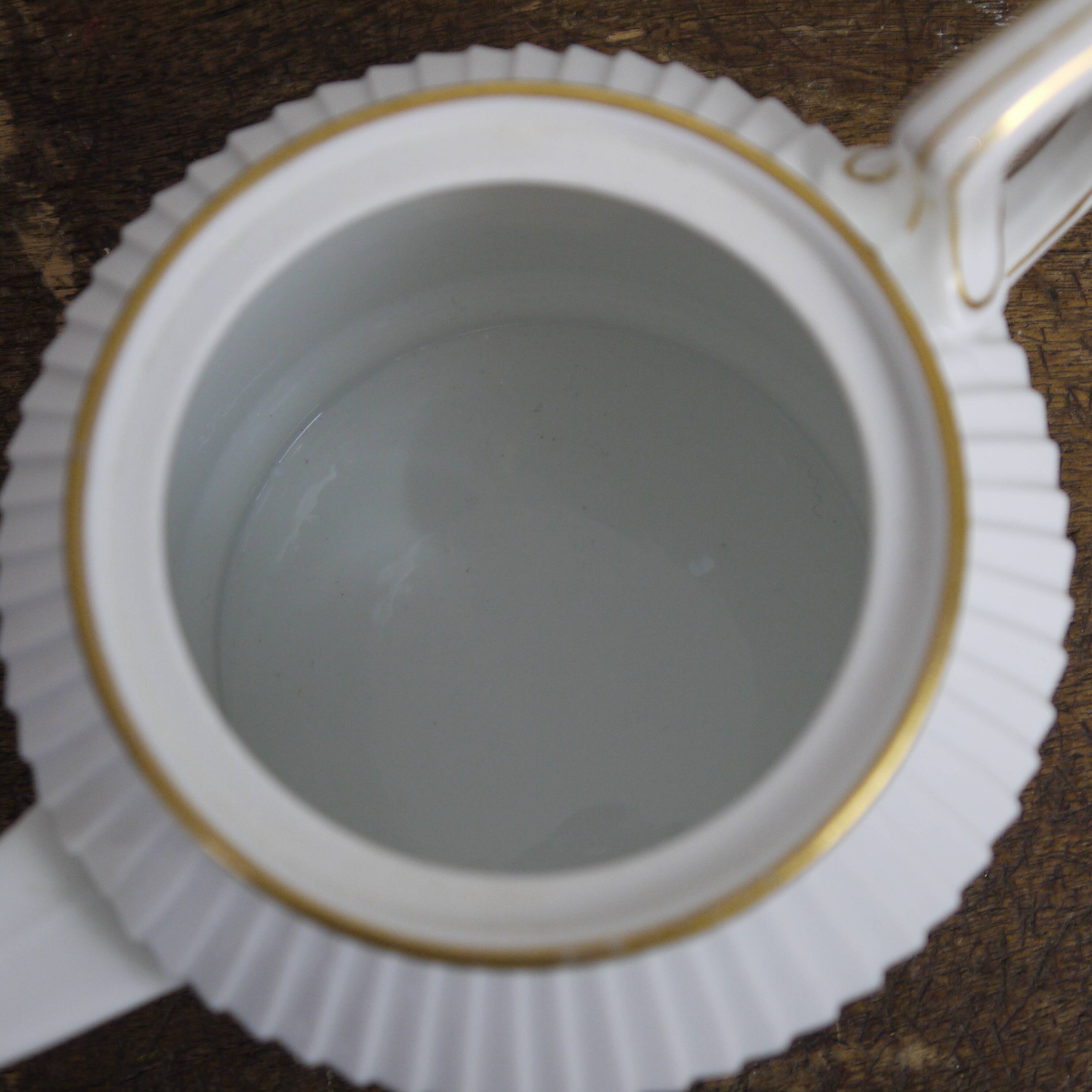 Mehun porcelain white teapot and porcelain gold