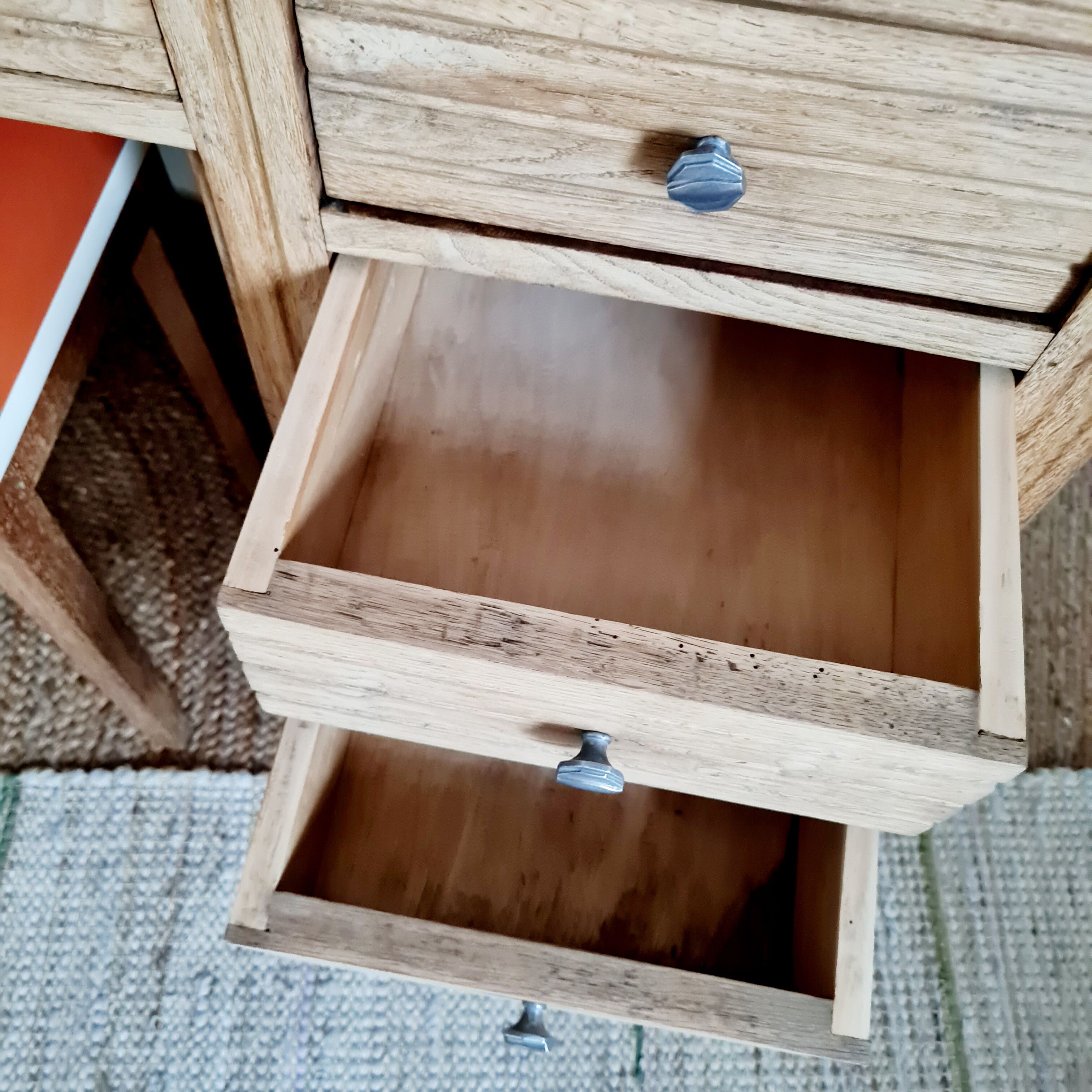 Bureau ancien en bois plateau vert et tiroirs