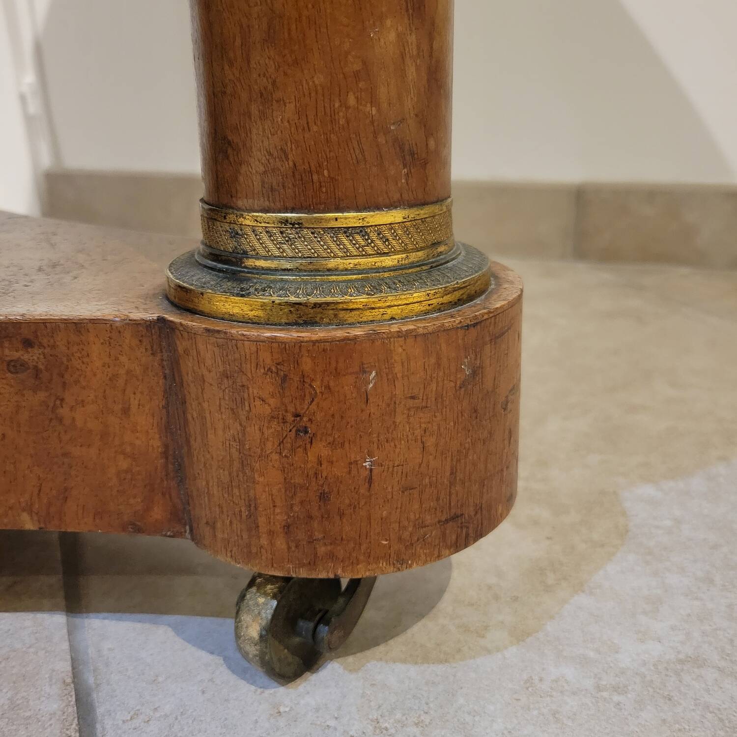 Round table / pedestal table in marble top, Empire period