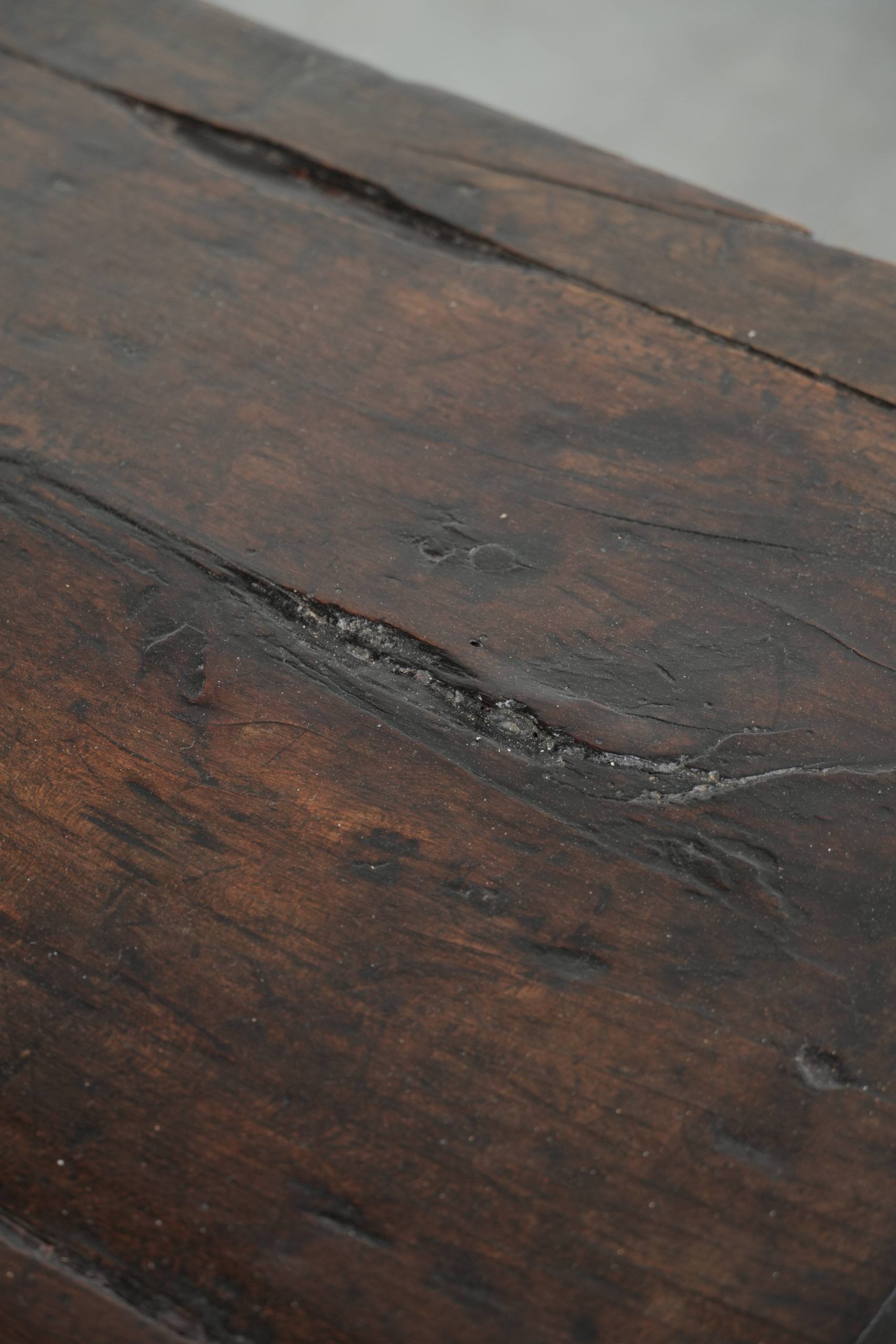 Table basse en bois de châtaignier du XVIIIe siècle d'Europe du Sud