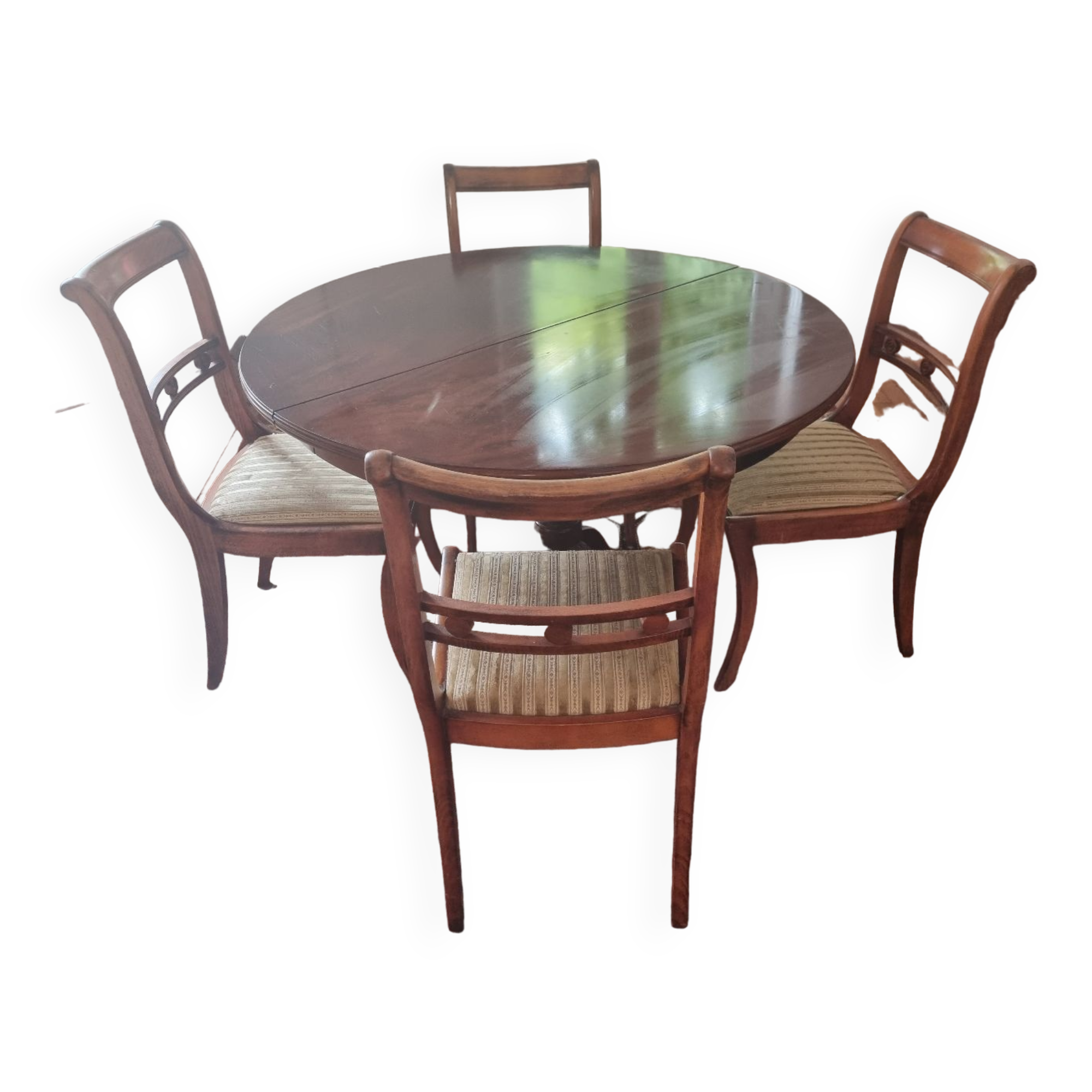 Dining room, round table and chairs