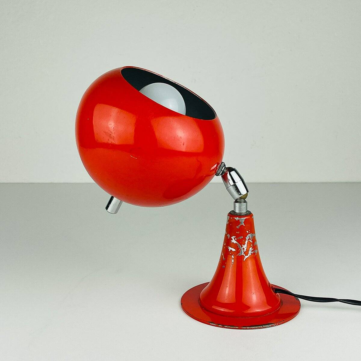 Vintage red metal Eyeball desk lamp, Italy, 1970s