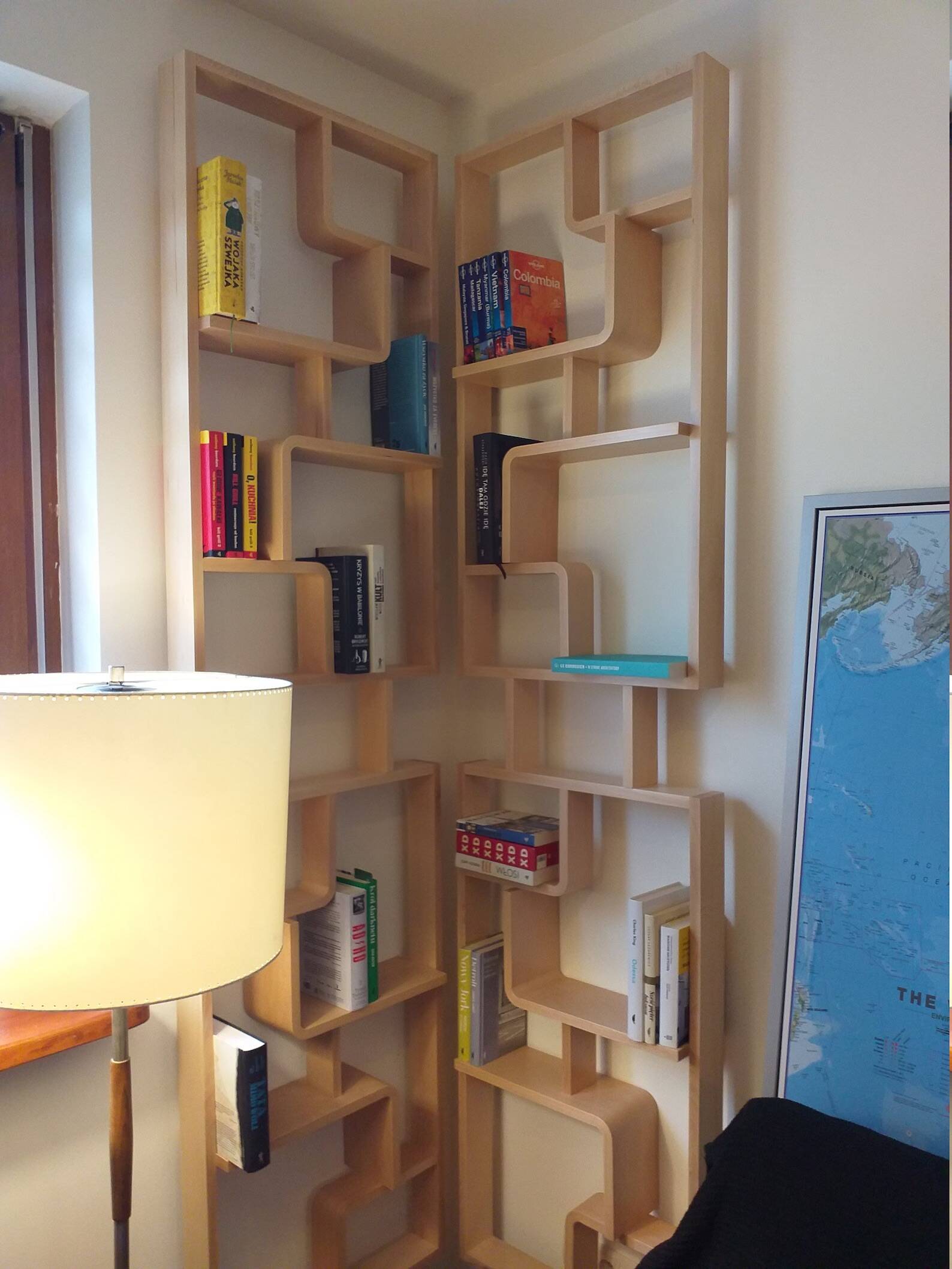 Two screens, partition walls, curved beech wood shelves.