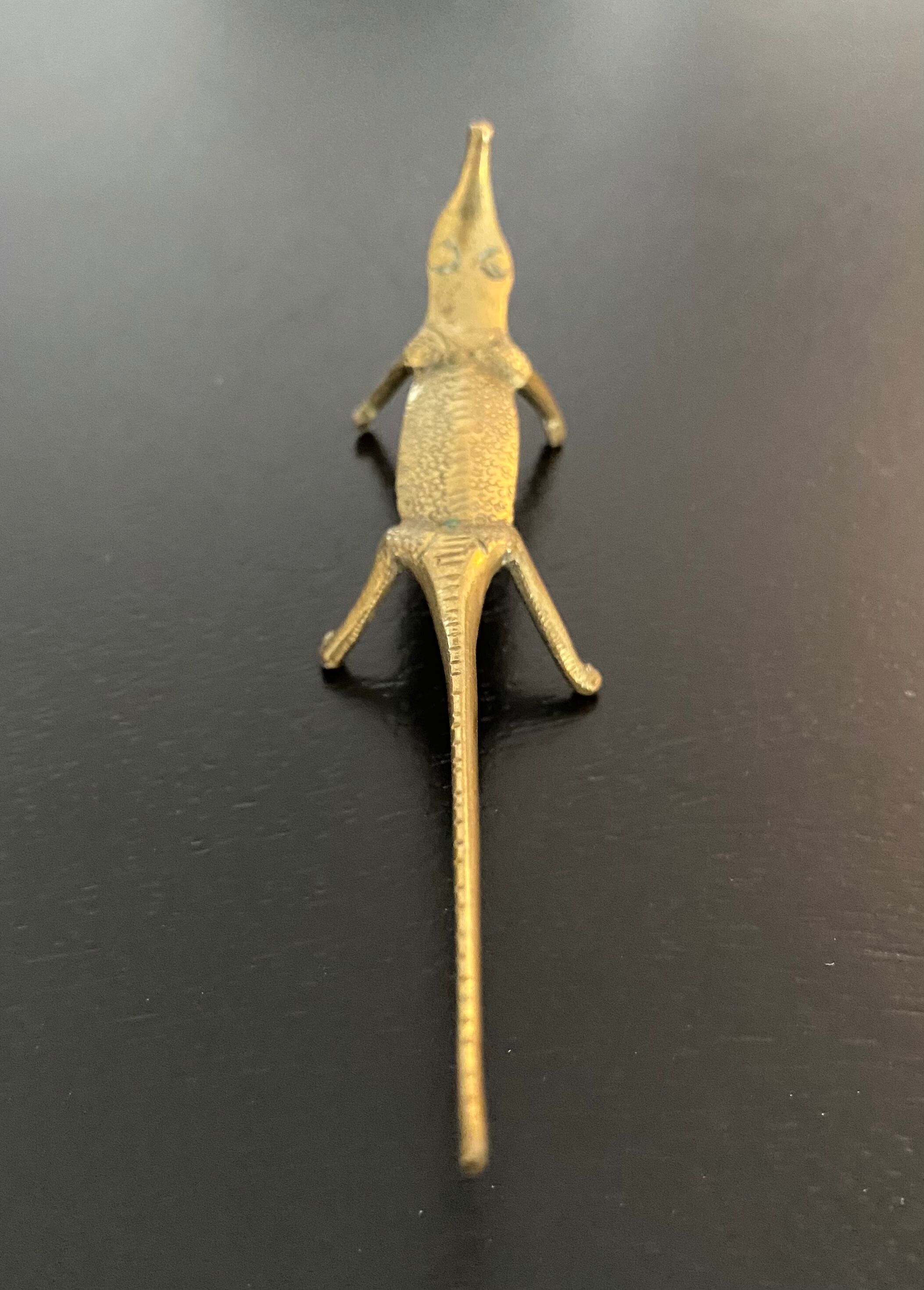 8 porte-couteaux forme antilope et crocodile en laiton
