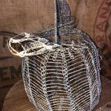 Ancien panier à oeufs en fil de fer et mailles