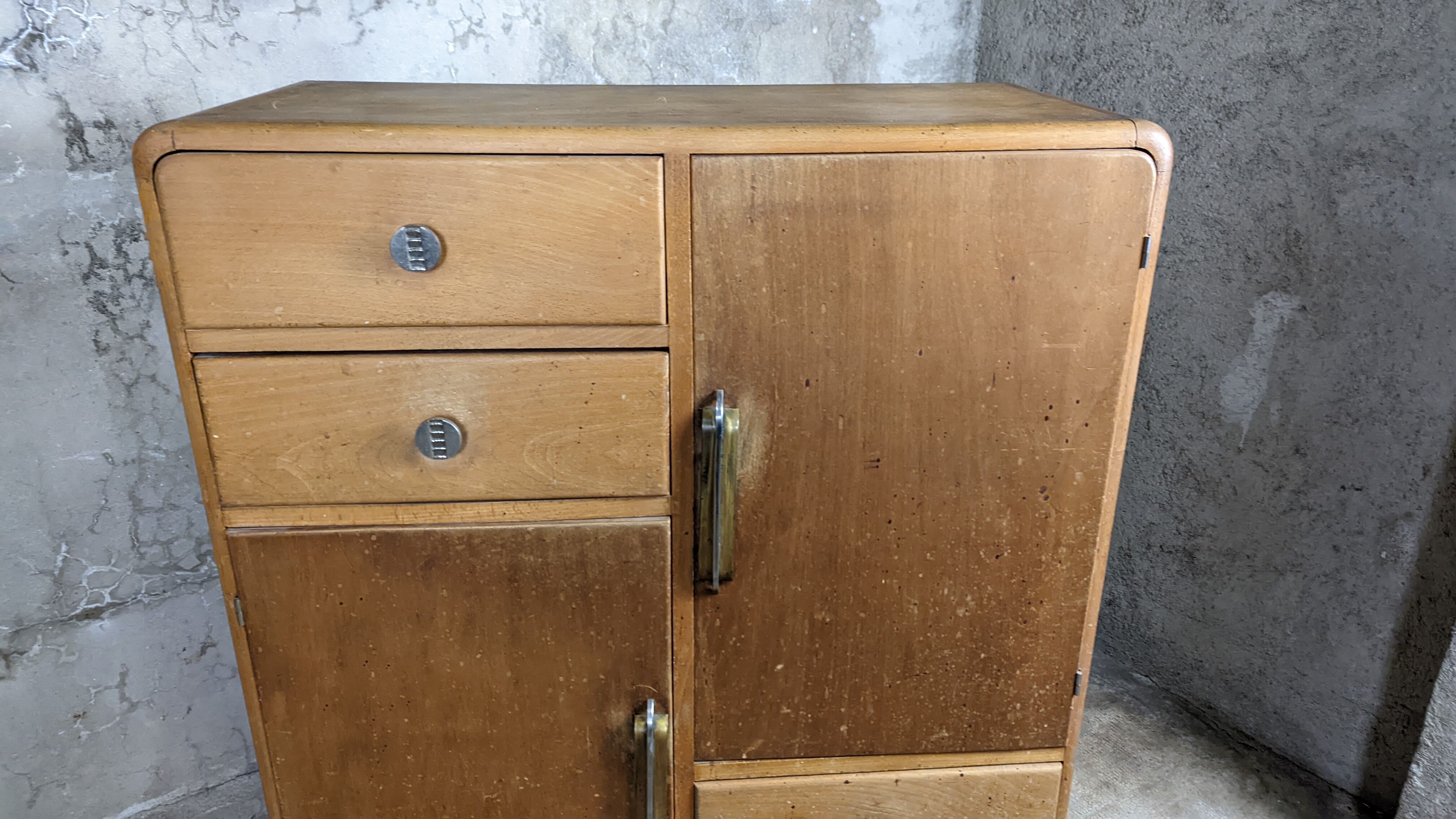 Vintage design chest of drawers