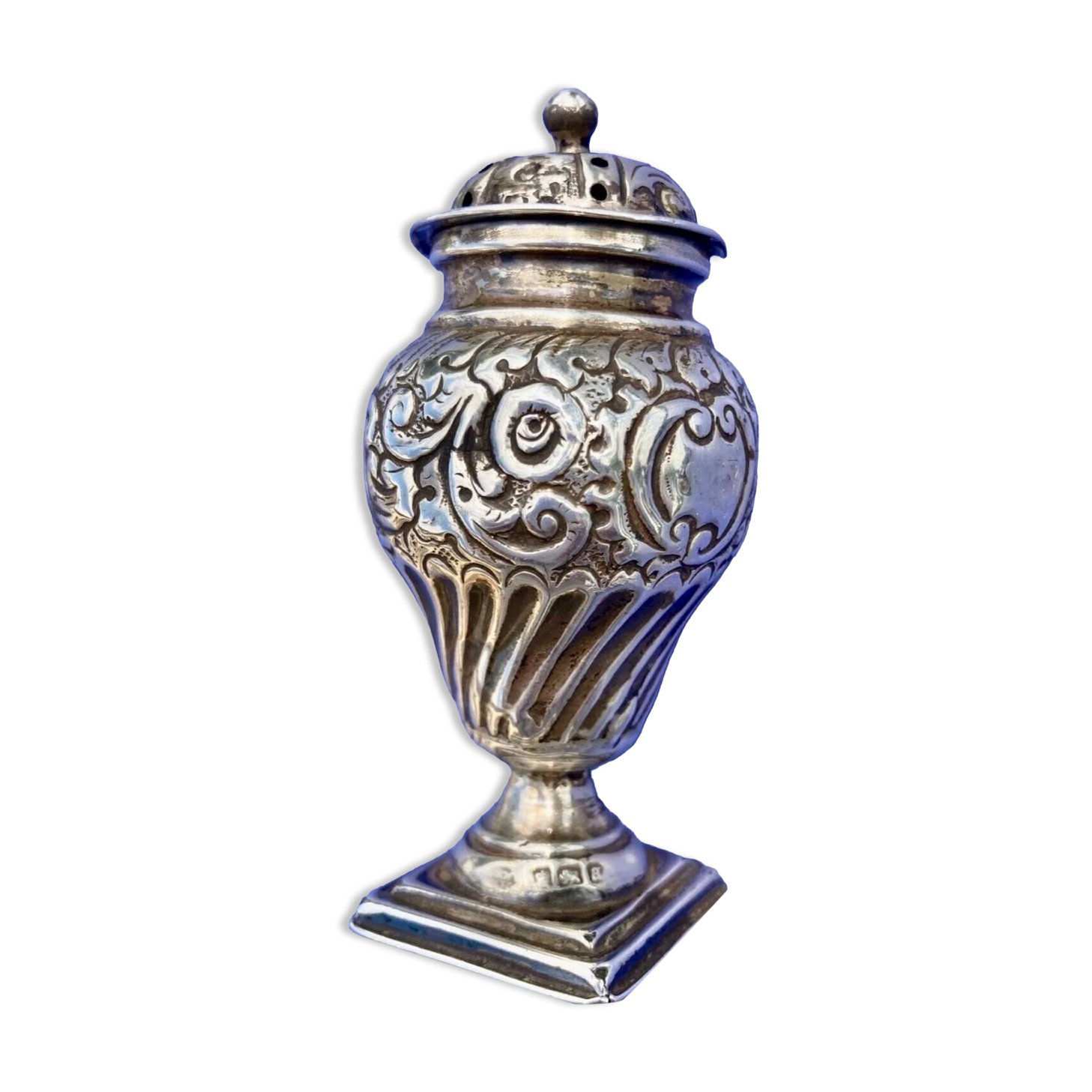 Pepper or salt shaker in sterling silver - English hallmark