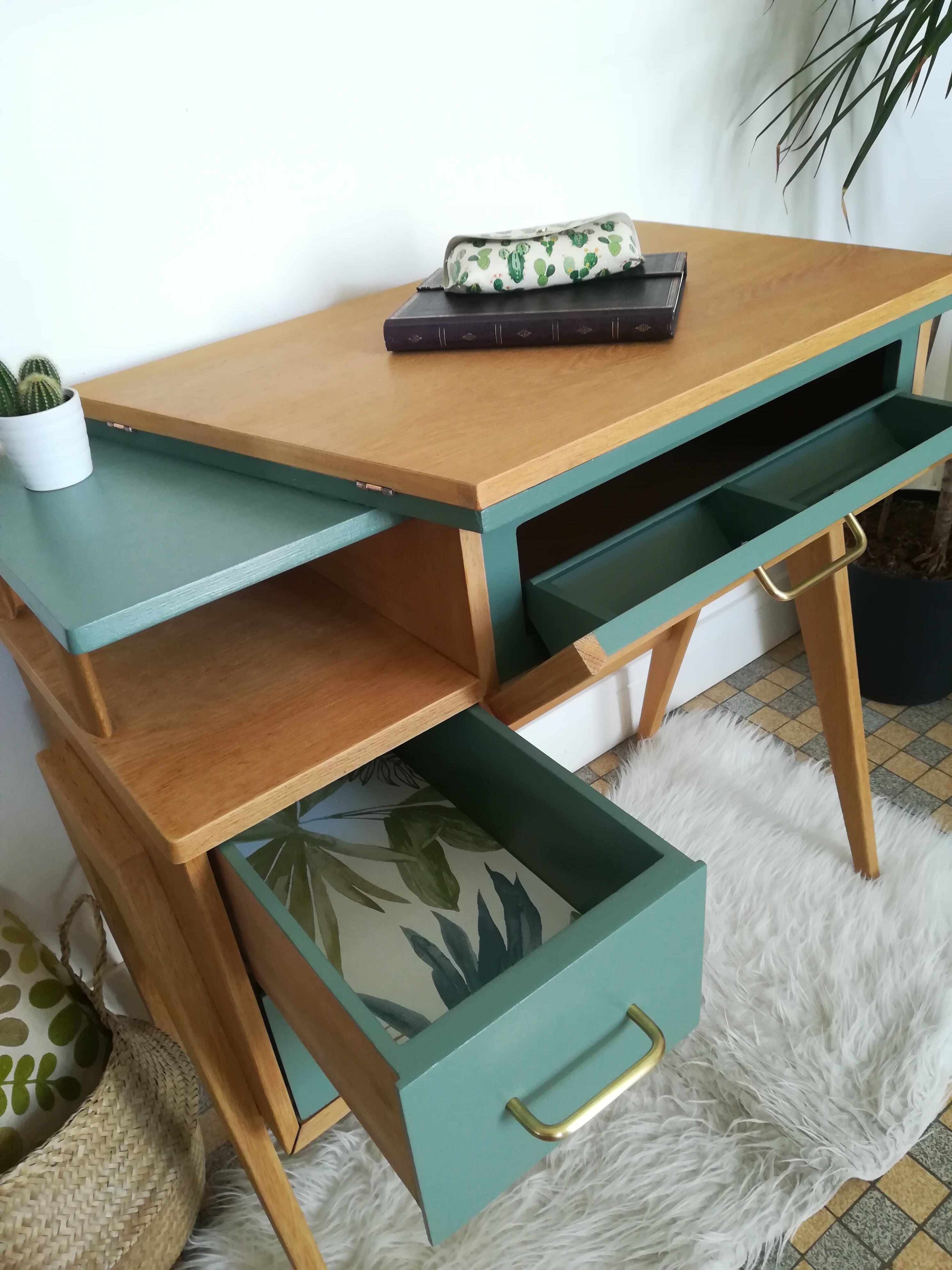 Vintage 50s office, compass feet