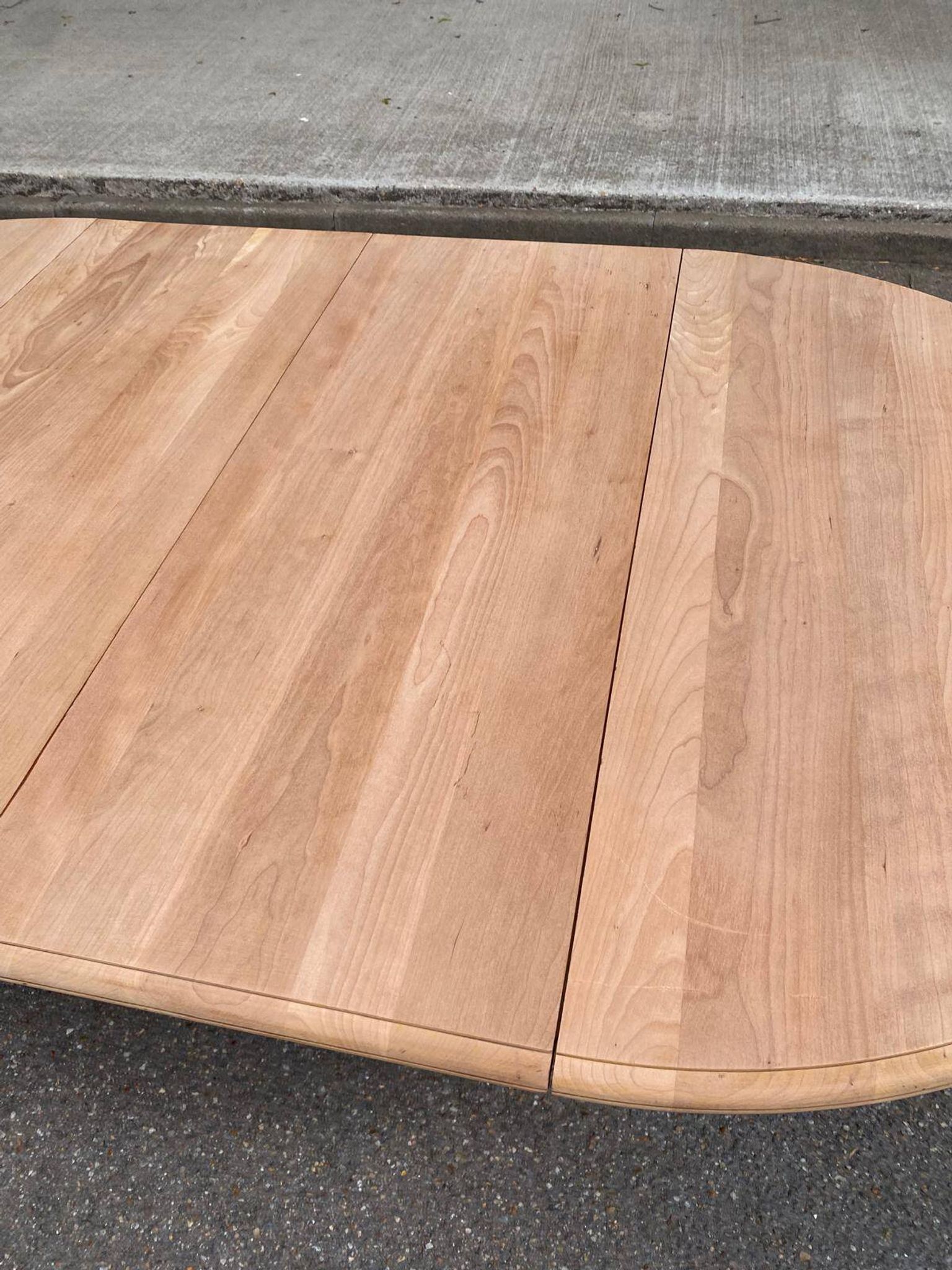 Table à manger ronde extensible décapée en merisier massif brut pied centra