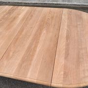 Table à manger ronde extensible décapée en merisier massif brut pied centra