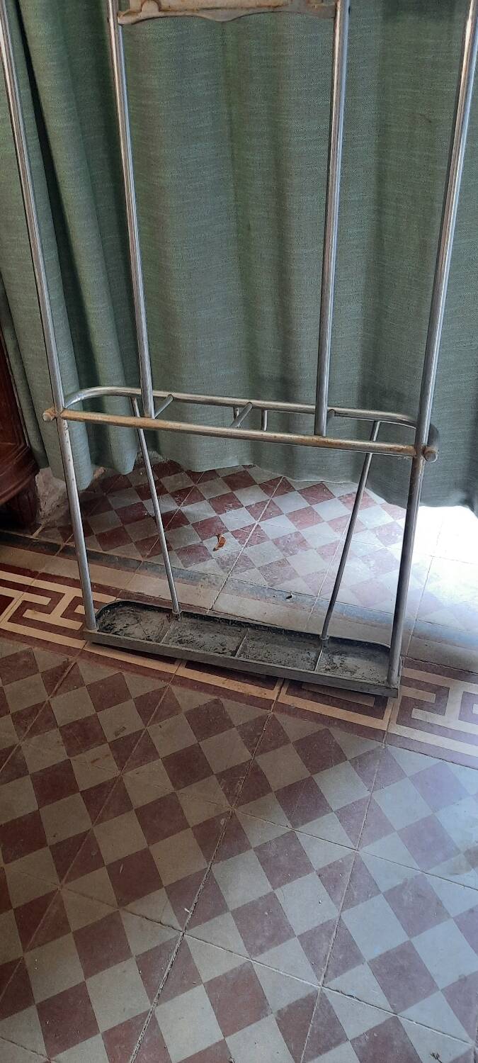 Aluminum floor coat rack