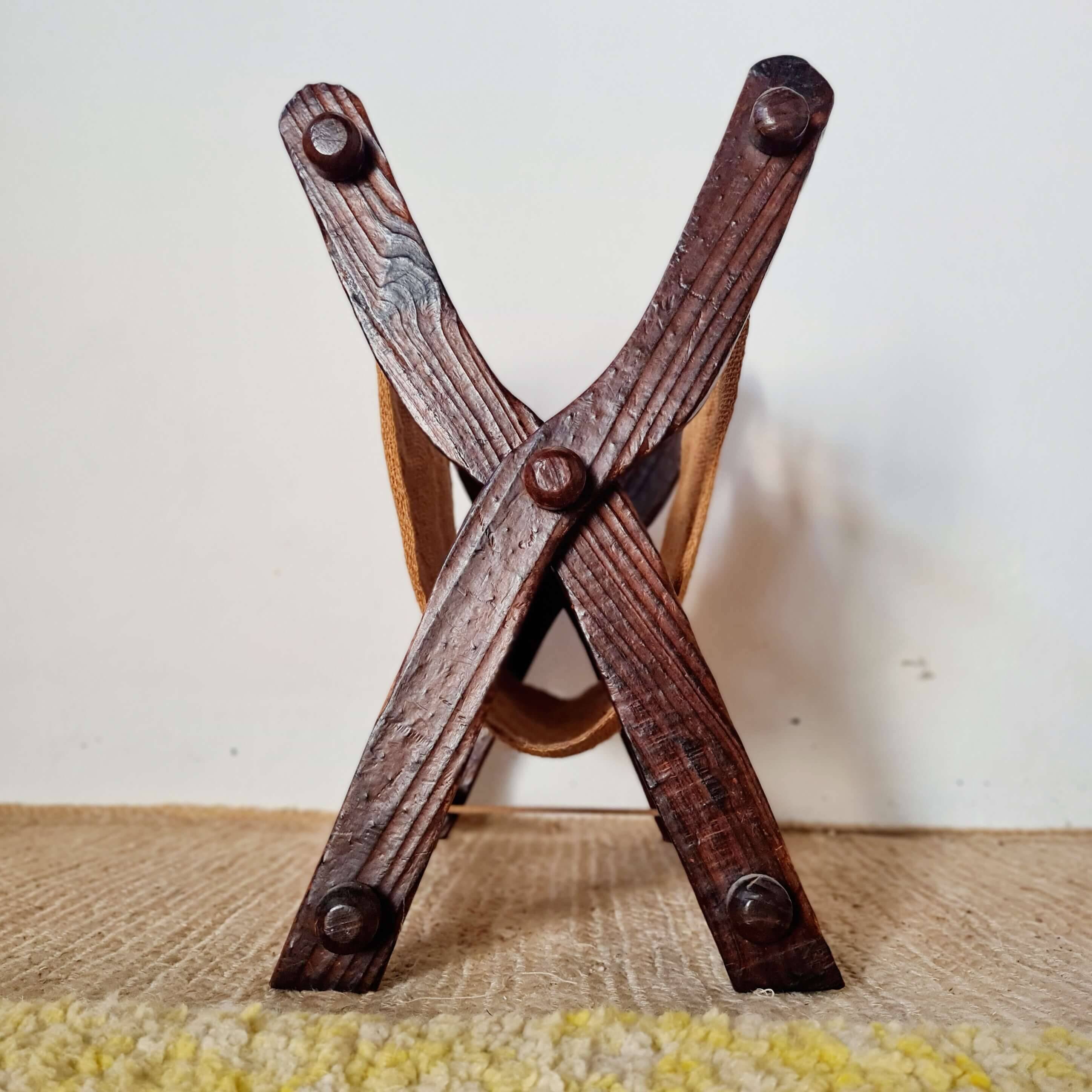 Foldable magazine rack in wood and jute fabric - brutalist