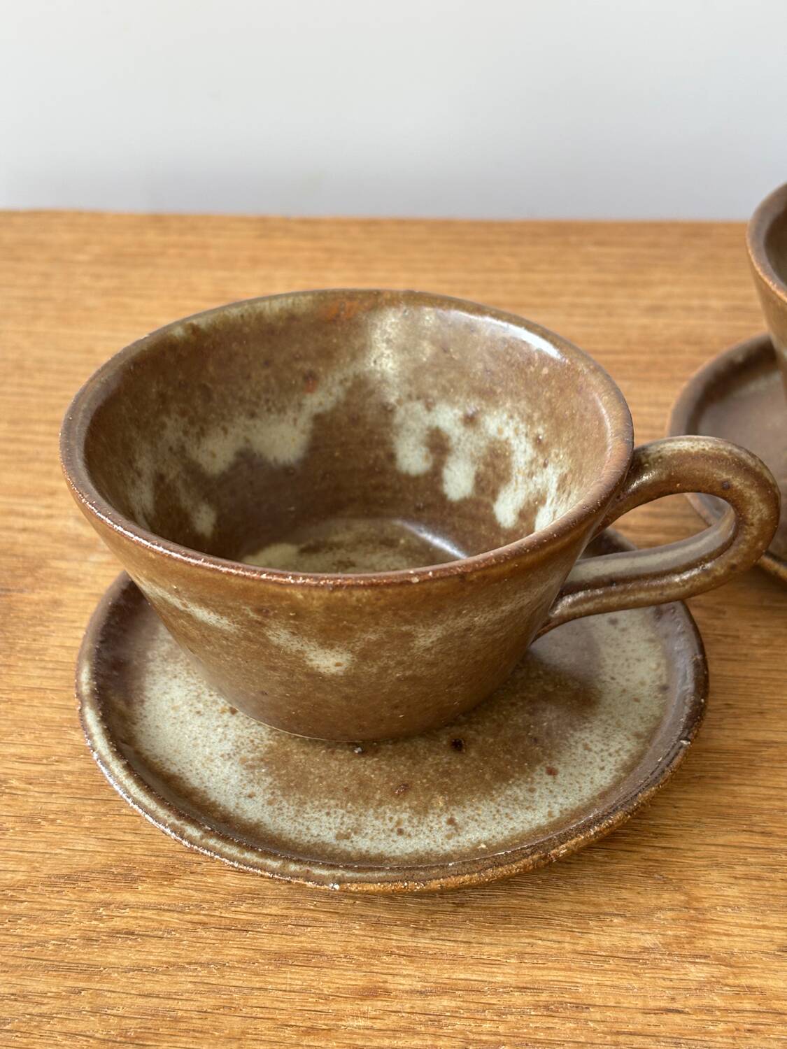 Tasses et sous-tasses en grès vintage