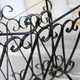 Porte-revues vintage en métal noir à volutes