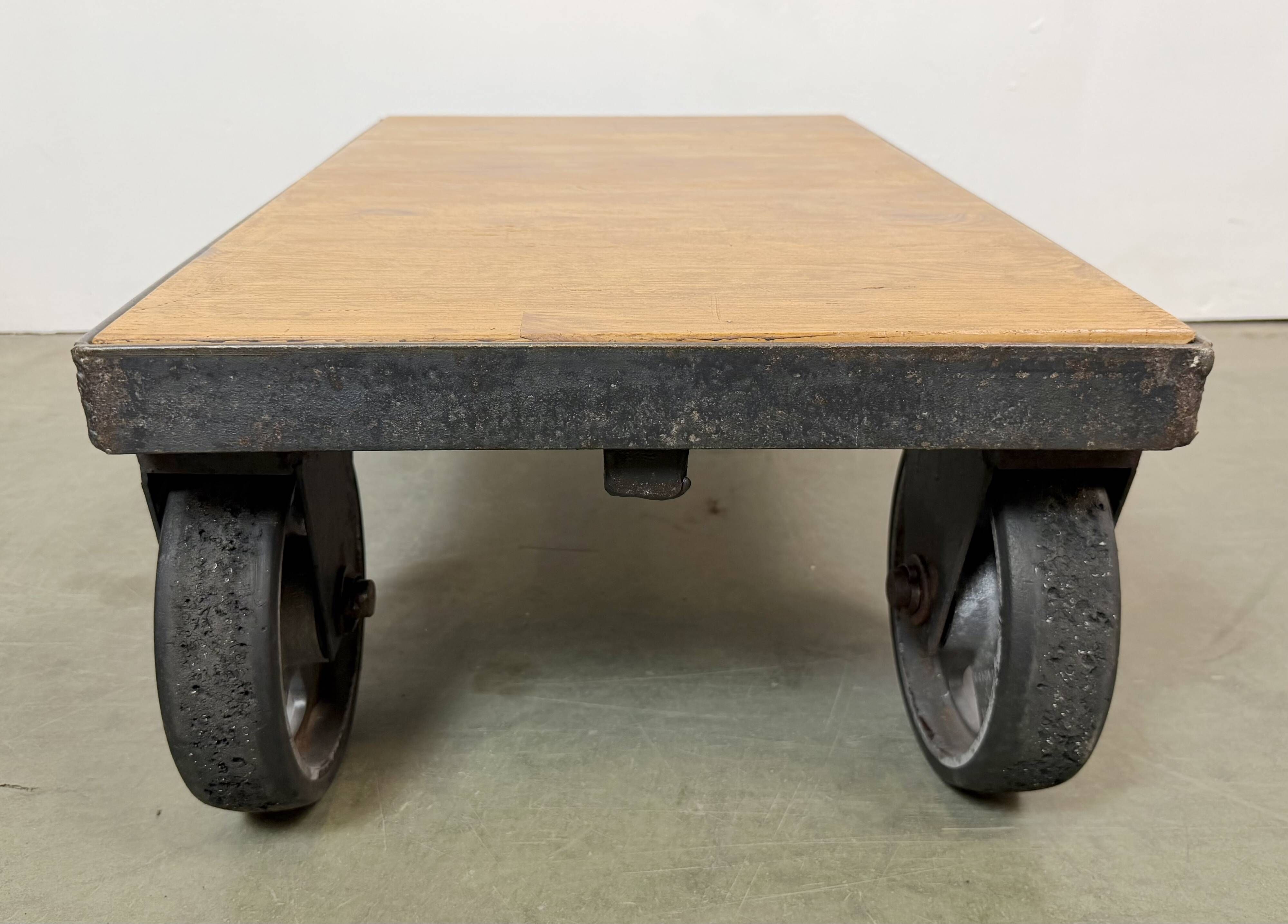 Table basse industrielle noire sur roulettes, années 1960