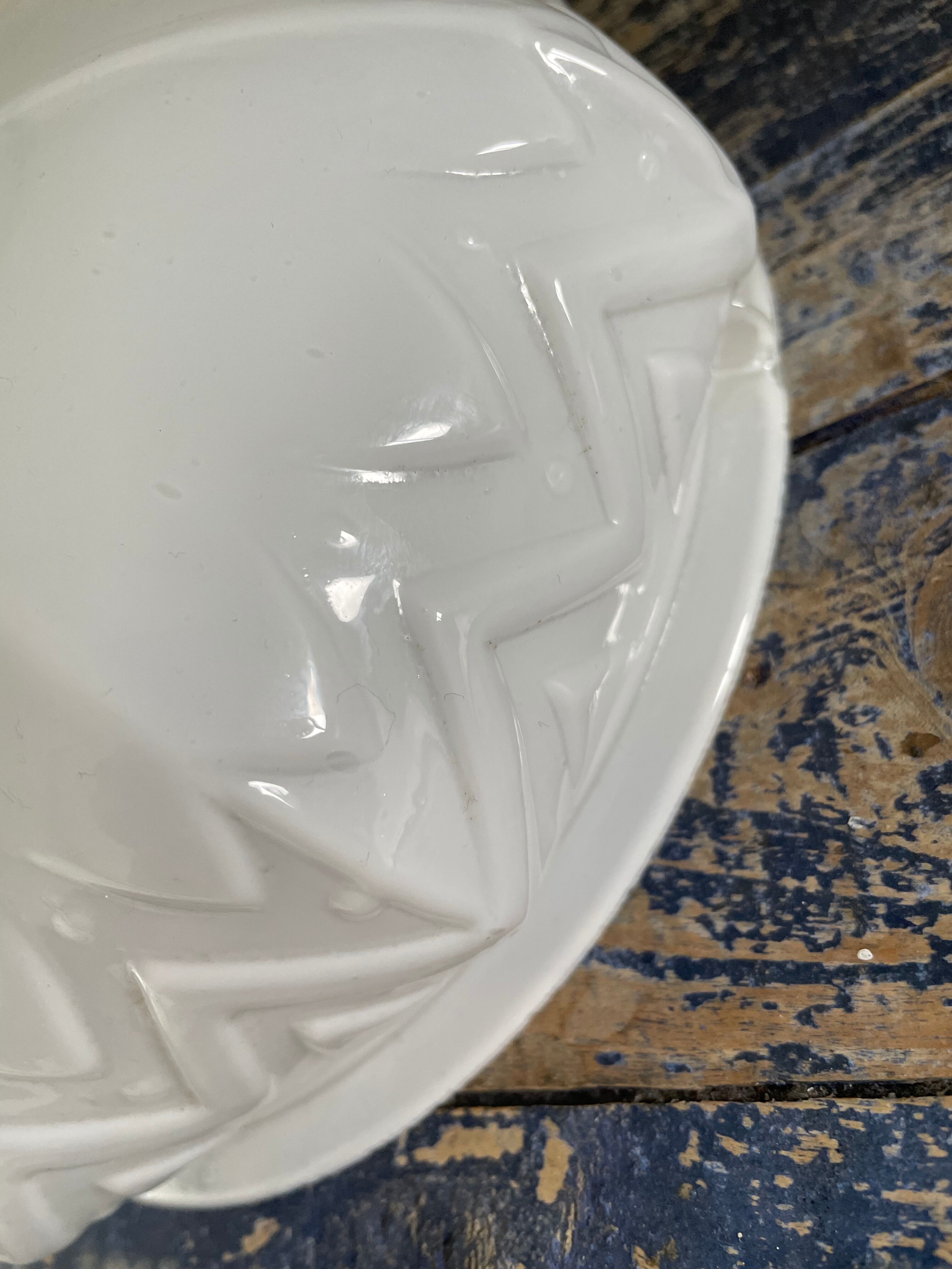 Applique vintage en opaline blanche