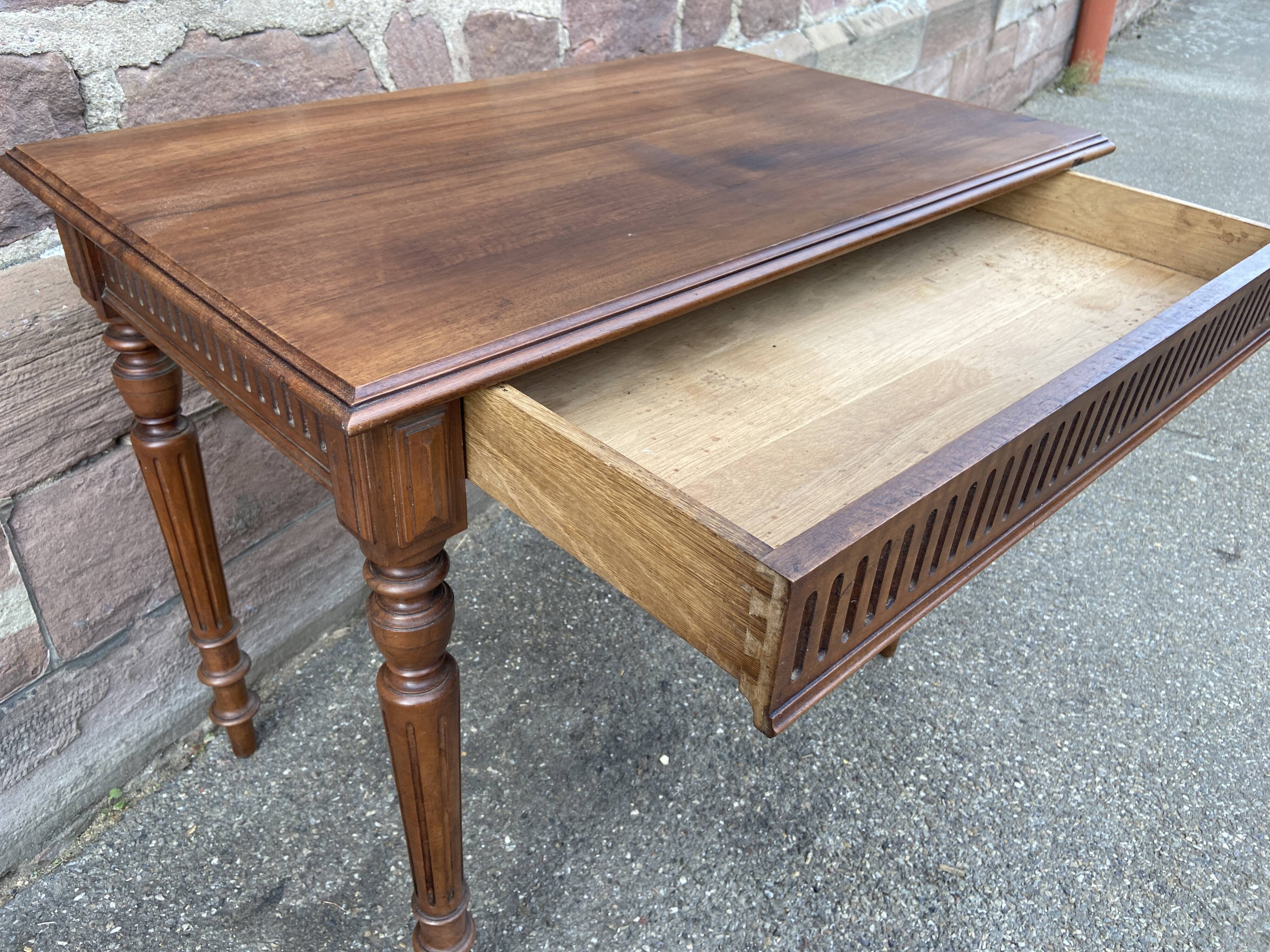 Small flat desk 1900 walnut