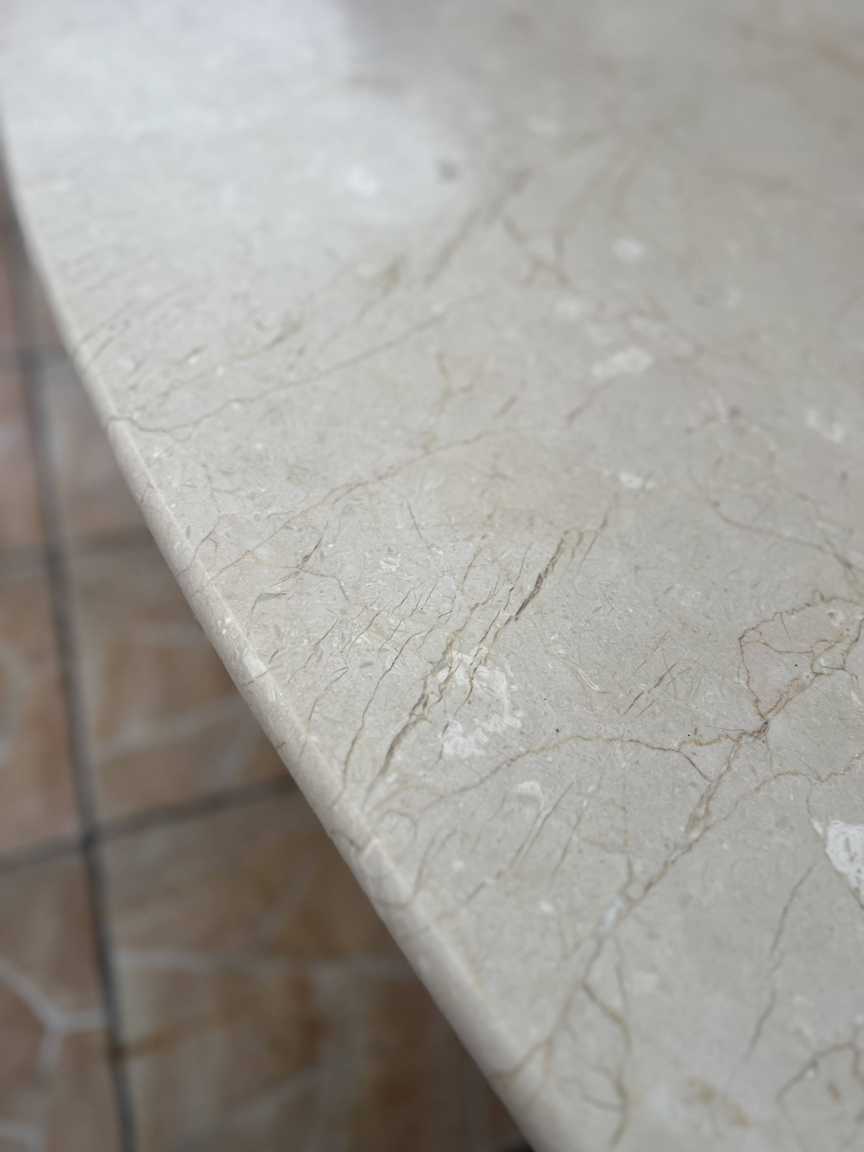 Table à manger ovale en marbre travertin beige clair - 1970