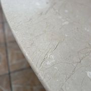 Table à manger ovale en marbre travertin beige clair - 1970