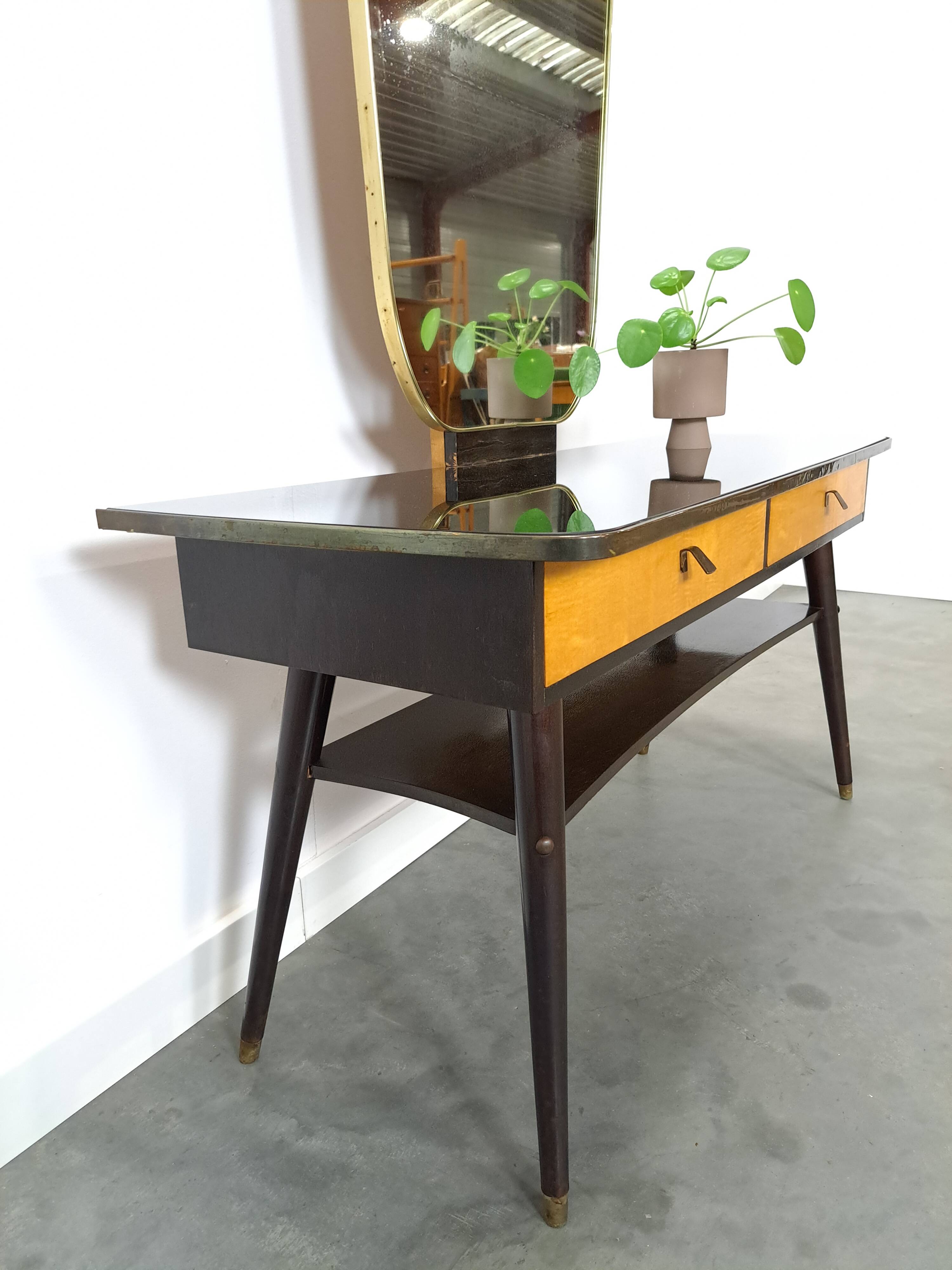 Sidetable met lades en grote spiegel met gouden rand, kaptafel