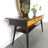 Sidetable met lades en grote spiegel met gouden rand, kaptafel