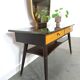 Sidetable met lades en grote spiegel met gouden rand, kaptafel