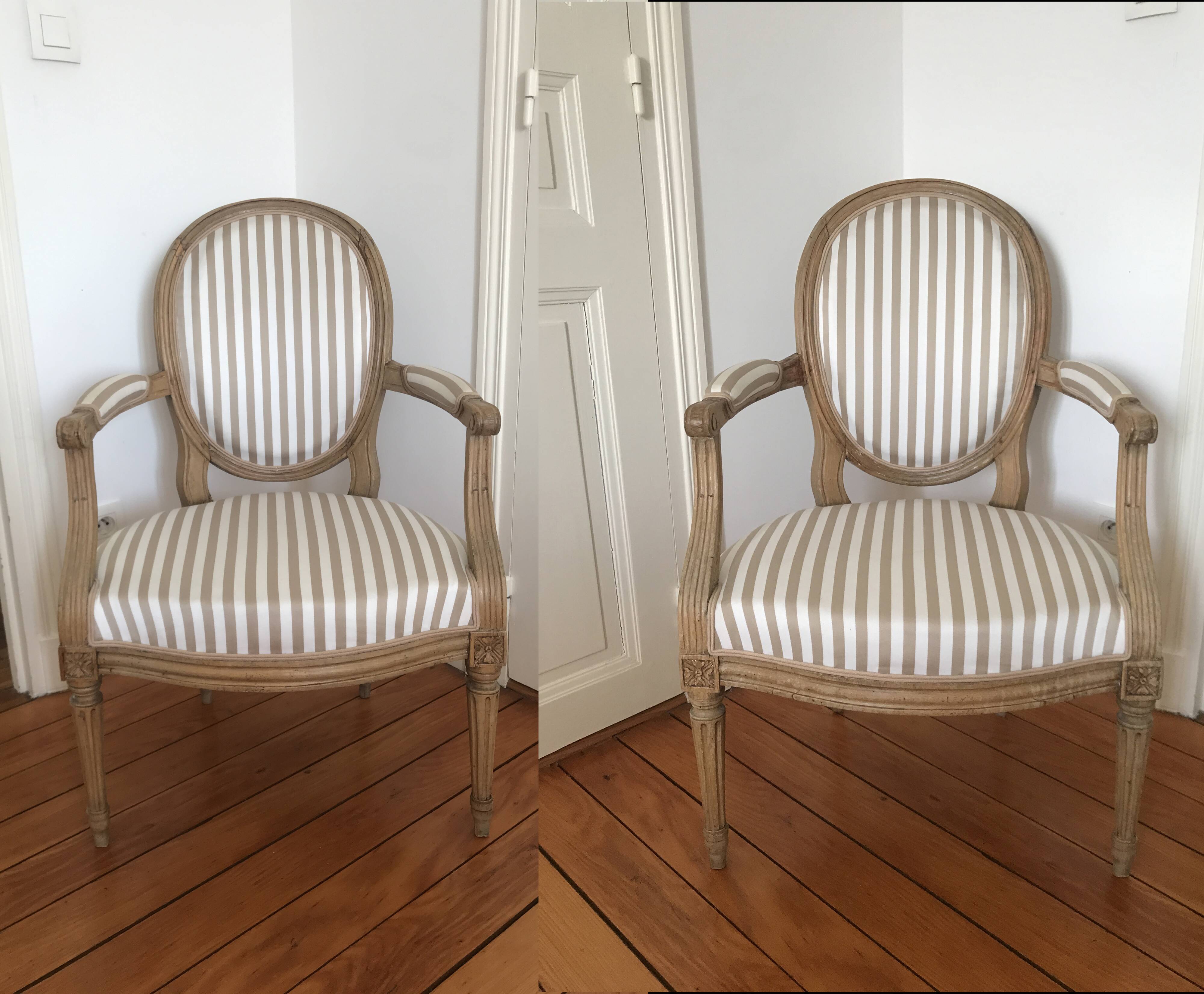 Paire de fauteuils à médaillon époque Louis XVI