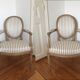 Paire de fauteuils à médaillon époque Louis XVI