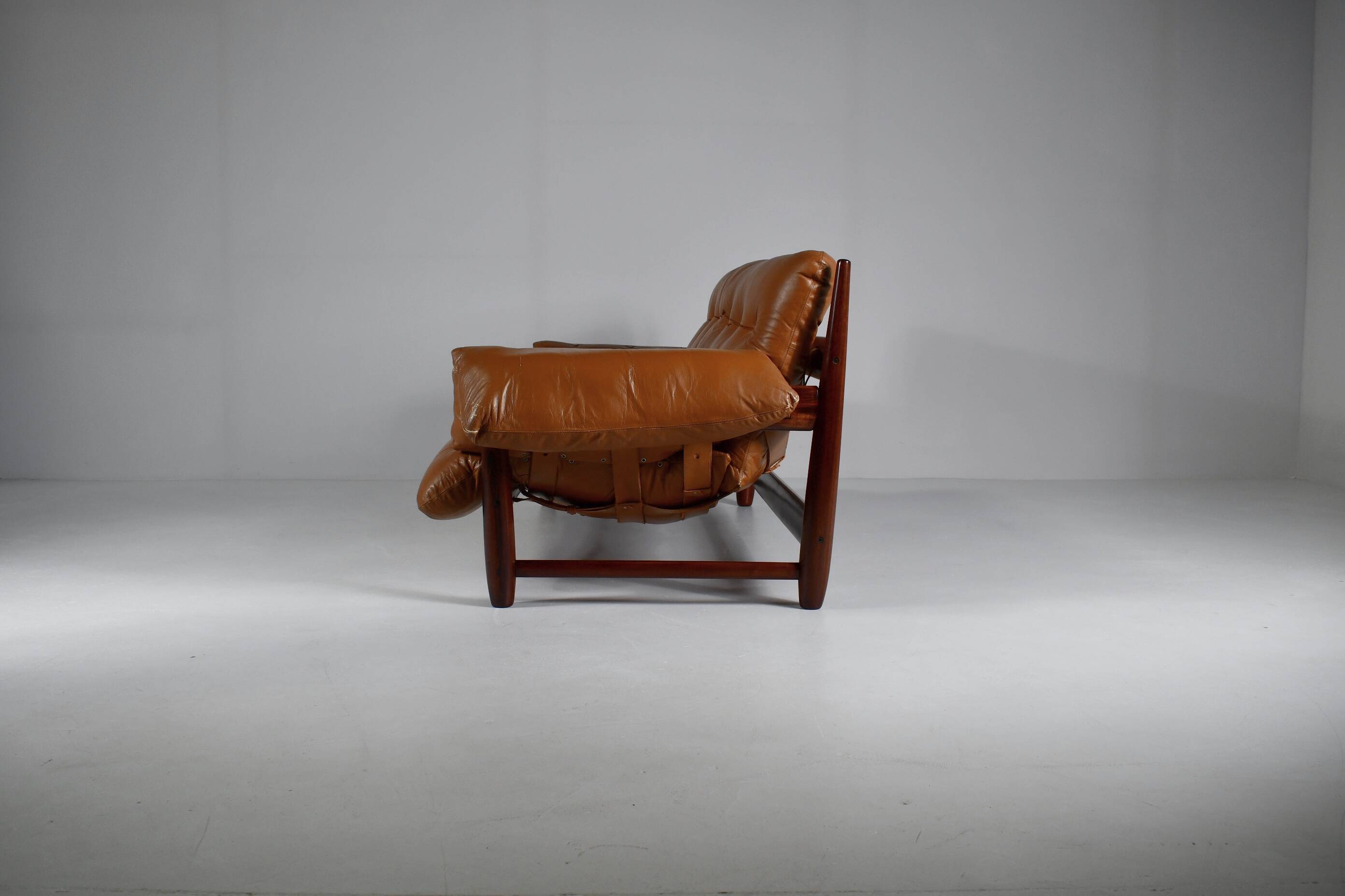 Mole sofa in leather by Sergio Rodrigues. 1960s Made in Brazil