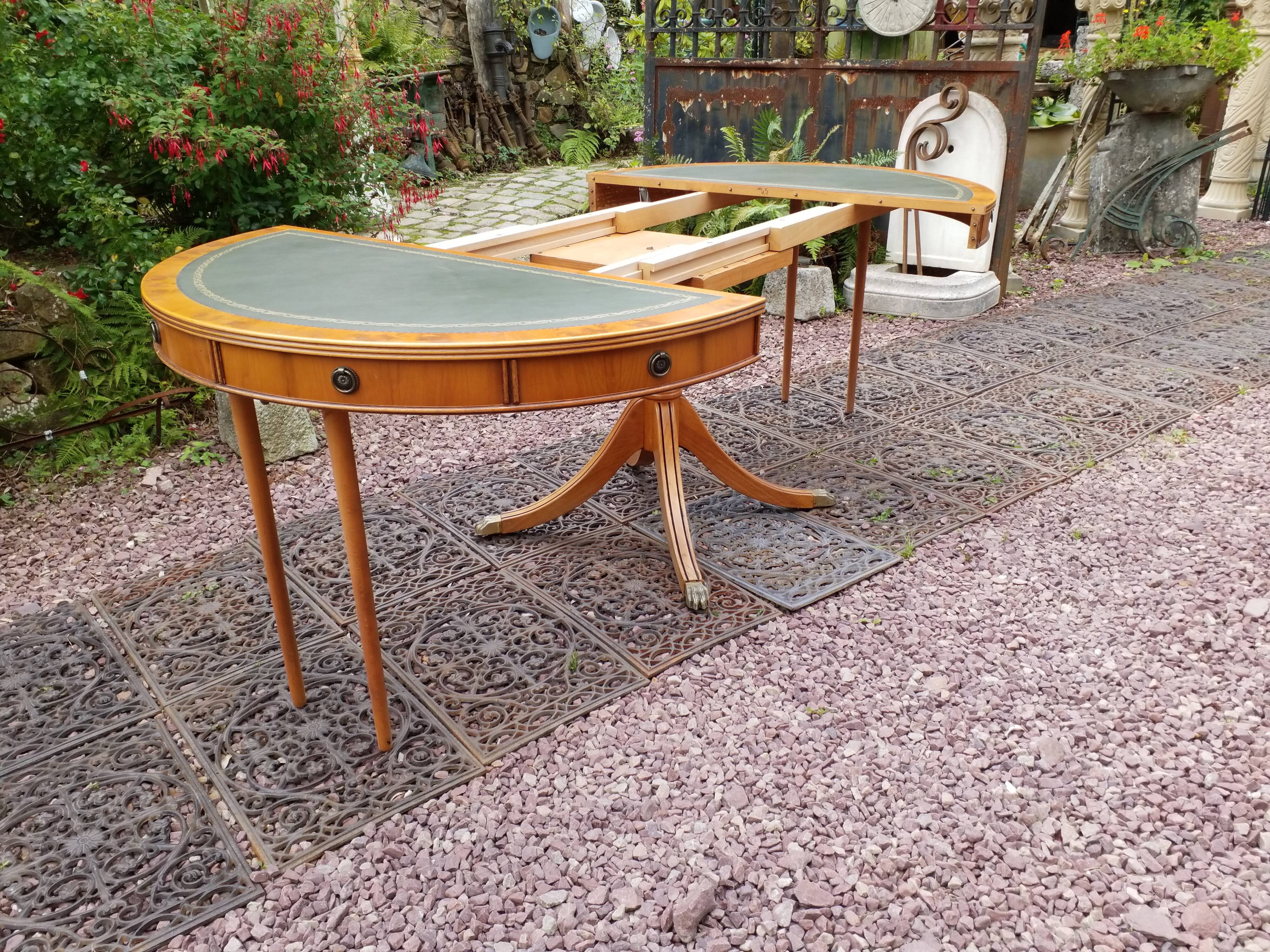 Table guéridon en cuir