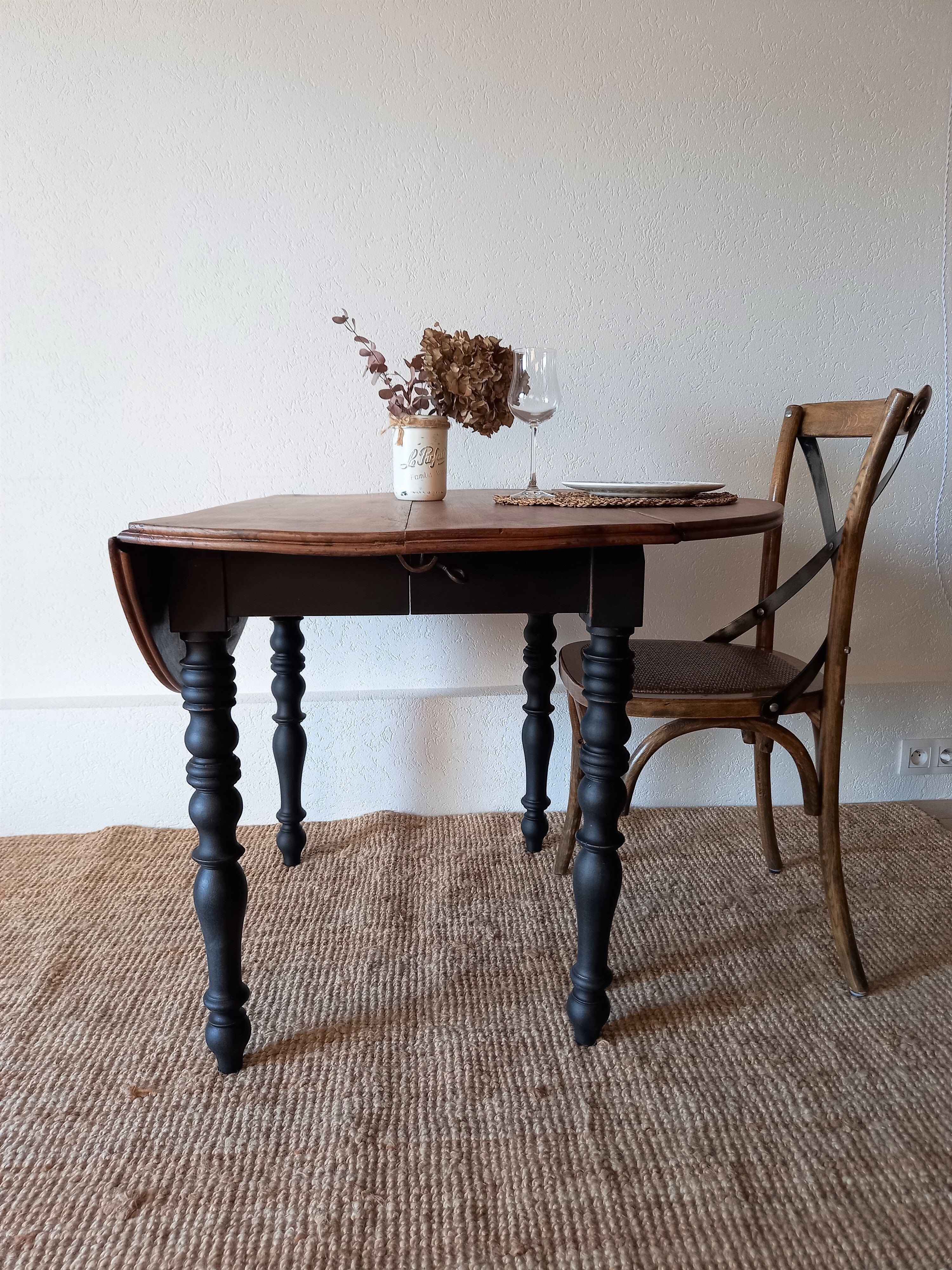 Round table with flaps