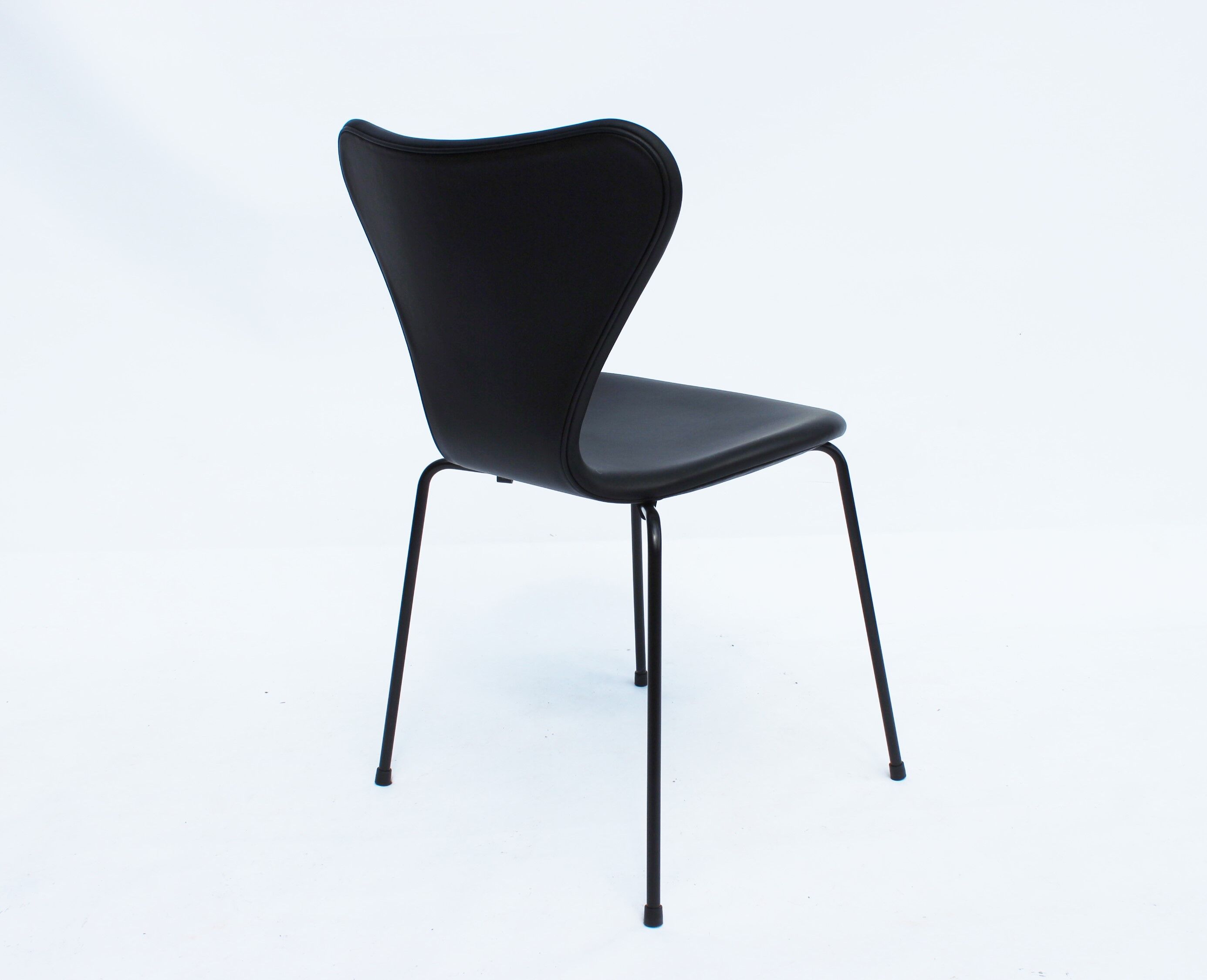 Ensemble de trois chaises séries Sept, modèle 3107, conçu par Arne Jacobsen